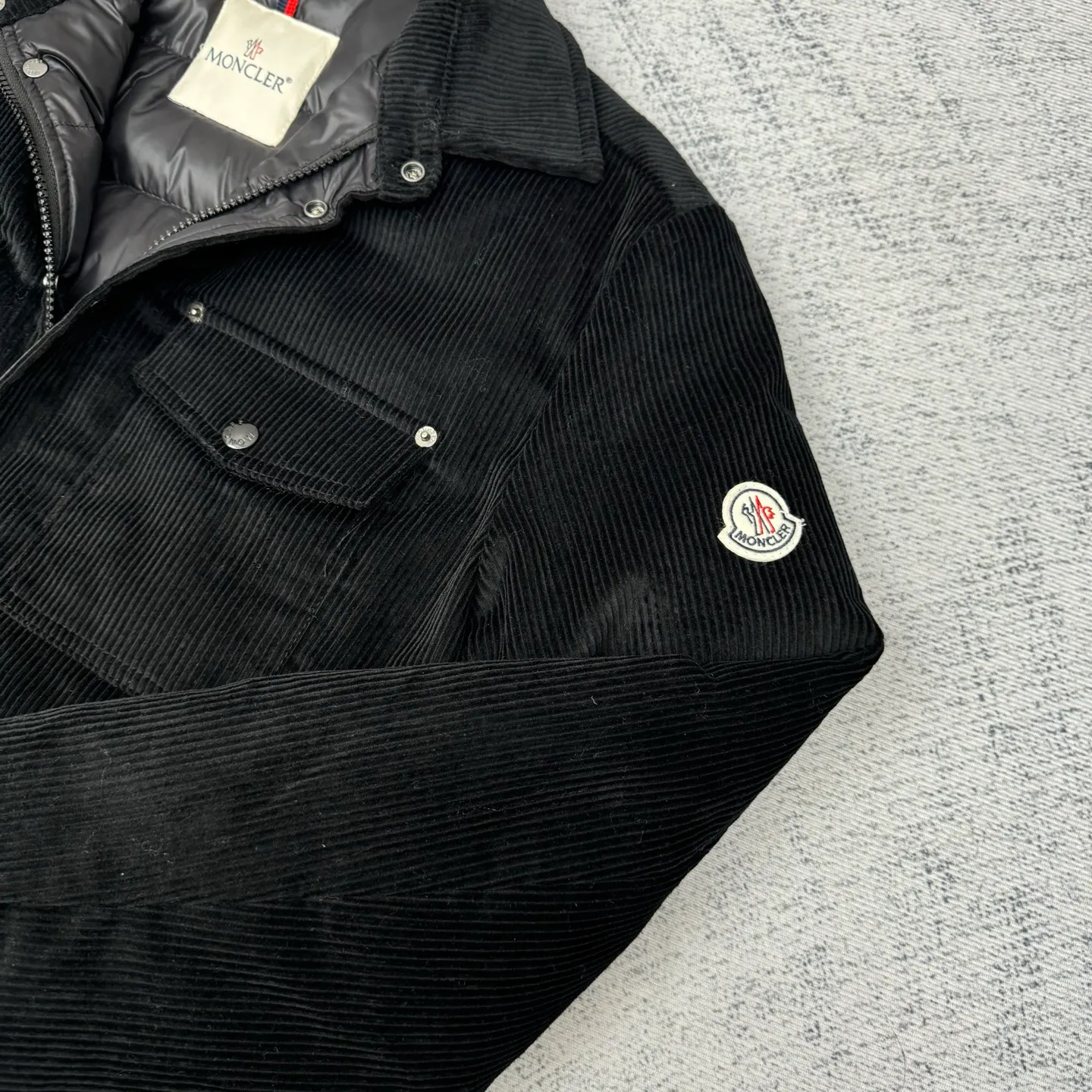P780 Moncler 25SS new corduroy lapel cotton jacket SIZE 1/2/3/4 This jacket is made of corduroy fabric, with a four-button closure design, two logo pockets on the front, and Moncler’s classic armbands on the sleeves. It has a novel and unique style. The quilted design makes the entire garment warm and high-end. Highly recommended! Color: black green code number: 1 2 3 4