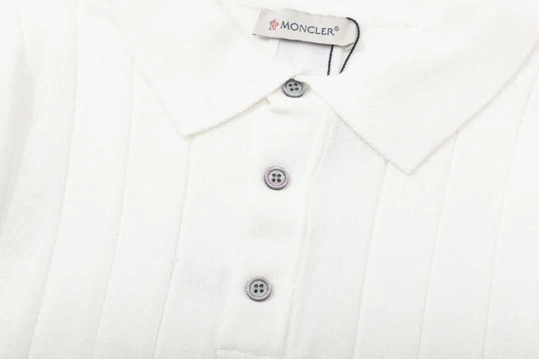 P190 MONCLER Mouth Covered Sleeve Color Block Knitted Polo Shirt Upgraded, inspired by the 1980s retro Original fabric Official same style Polo Shirt Customized mesh sweater knitted fabric Very comfortable to the touch Latest brick cabinet synchronization for spring and summer Fashionable and individual Super versatile and good-looking style Very suitable for both men and women A must-have style Hang tag Collar label Washed wheat Complete with three standards Color: White Size: M-3XL
