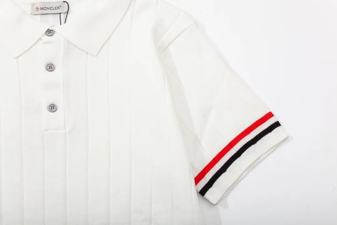P190 MONCLER Mouth Covered Sleeve Color Block Knitted Polo Shirt Upgraded, inspired by the 1980s retro Original fabric Official same style Polo Shirt Customized mesh sweater knitted fabric Very comfortable to the touch Latest brick cabinet synchronization for spring and summer Fashionable and individual Super versatile and good-looking style Very suitable for both men and women A must-have style Hang tag Collar label Washed wheat Complete with three standards Color: White Size: M-3XL