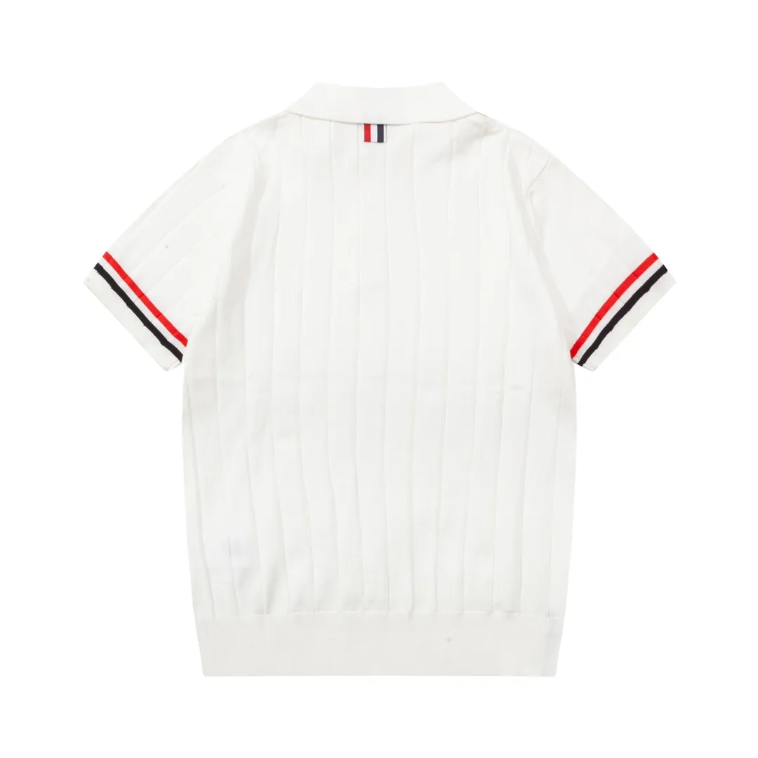 P190 MONCLER Mouth Covered Sleeve Color Block Knitted Polo Shirt Upgraded, inspired by the 1980s retro Original fabric Official same style Polo Shirt Customized mesh sweater knitted fabric Very comfortable to the touch Latest brick cabinet synchronization for spring and summer Fashionable and individual Super versatile and good-looking style Very suitable for both men and women A must-have style Hang tag Collar label Washed wheat Complete with three standards Color: White Size: M-3XL