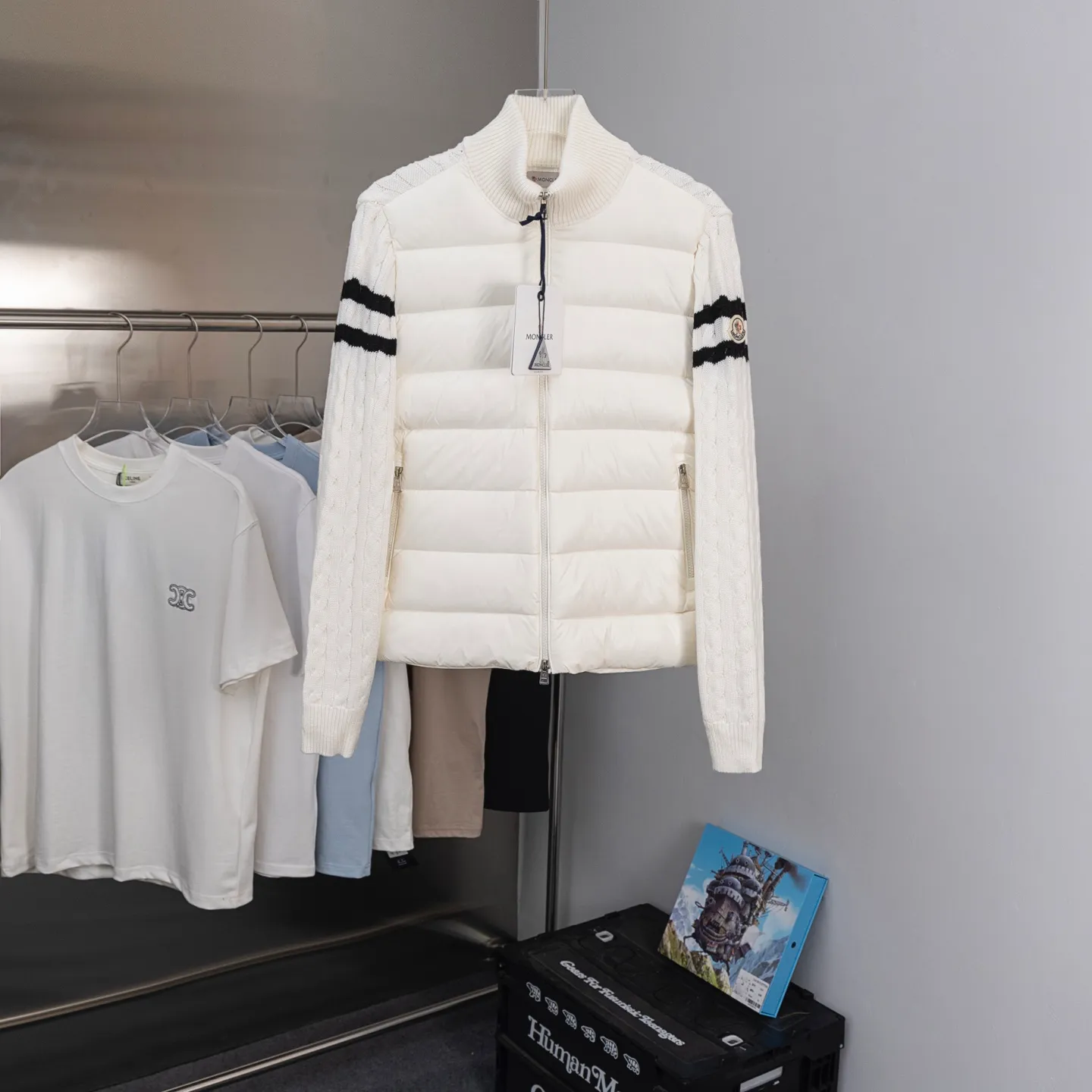 P640 2025 Autumn and Winter New Style🆕Down Jacket Top Purchasing Version MONCLER Wool Spliced Sleeves Same Style for Men and Women Down Jacket Jacket MONCLER / Moncler / Mouth New Style Each down jacket has been processed through at least 150 processes. The maximum fill power can reach 800➕ Make the wear warmer 5A level standard Use German anti-down needles up to 11 stitches every three centimeters Precision sewing Sleeve LOGO mark: The sleeve LOGO mark is made of wool, and the embroidery is made by Japanese Tajima machine. NFC chip: Both the sleeve wool embroidery mark and the inner wash mark can verify the NFC chip. Fabric: Light waterproof and breathable nylon cloth. Filling: 90% white duck down. Made of the best cloud velvet. Very high fluffy and very warm. Zipper: electroplated engraved logo zipper consistent with the original version. Embroidery: made by Japanese Tajima embroidery machine. Accessories: main label. Wash label. Tags and packaging are all original and complete
