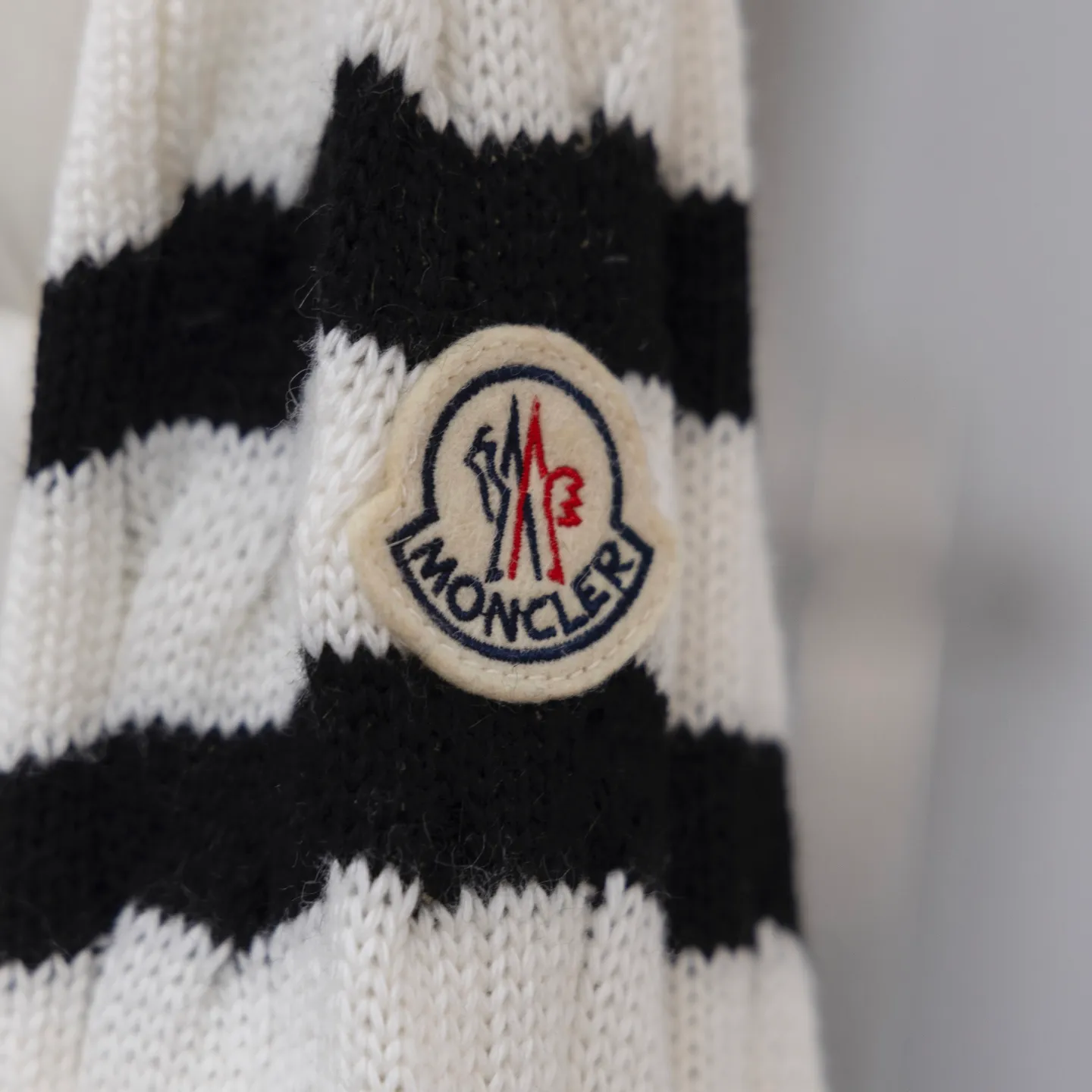 P640 2025 Autumn and Winter New Style🆕Down Jacket Top Purchasing Version MONCLER Wool Spliced Sleeves Same Style for Men and Women Down Jacket Jacket MONCLER / Moncler / Mouth New Style Each down jacket has been processed through at least 150 processes. The maximum fill power can reach 800➕ Make the wear warmer 5A level standard Use German anti-down needles up to 11 stitches every three centimeters Precision sewing Sleeve LOGO mark: The sleeve LOGO mark is made of wool, and the embroidery is made by Japanese Tajima machine. NFC chip: Both the sleeve wool embroidery mark and the inner wash mark can verify the NFC chip. Fabric: Light waterproof and breathable nylon cloth. Filling: 90% white duck down. Made of the best cloud velvet. Very high fluffy and very warm. Zipper: electroplated engraved logo zipper consistent with the original version. Embroidery: made by Japanese Tajima embroidery machine. Accessories: main label. Wash label. Tags and packaging are all original and complete