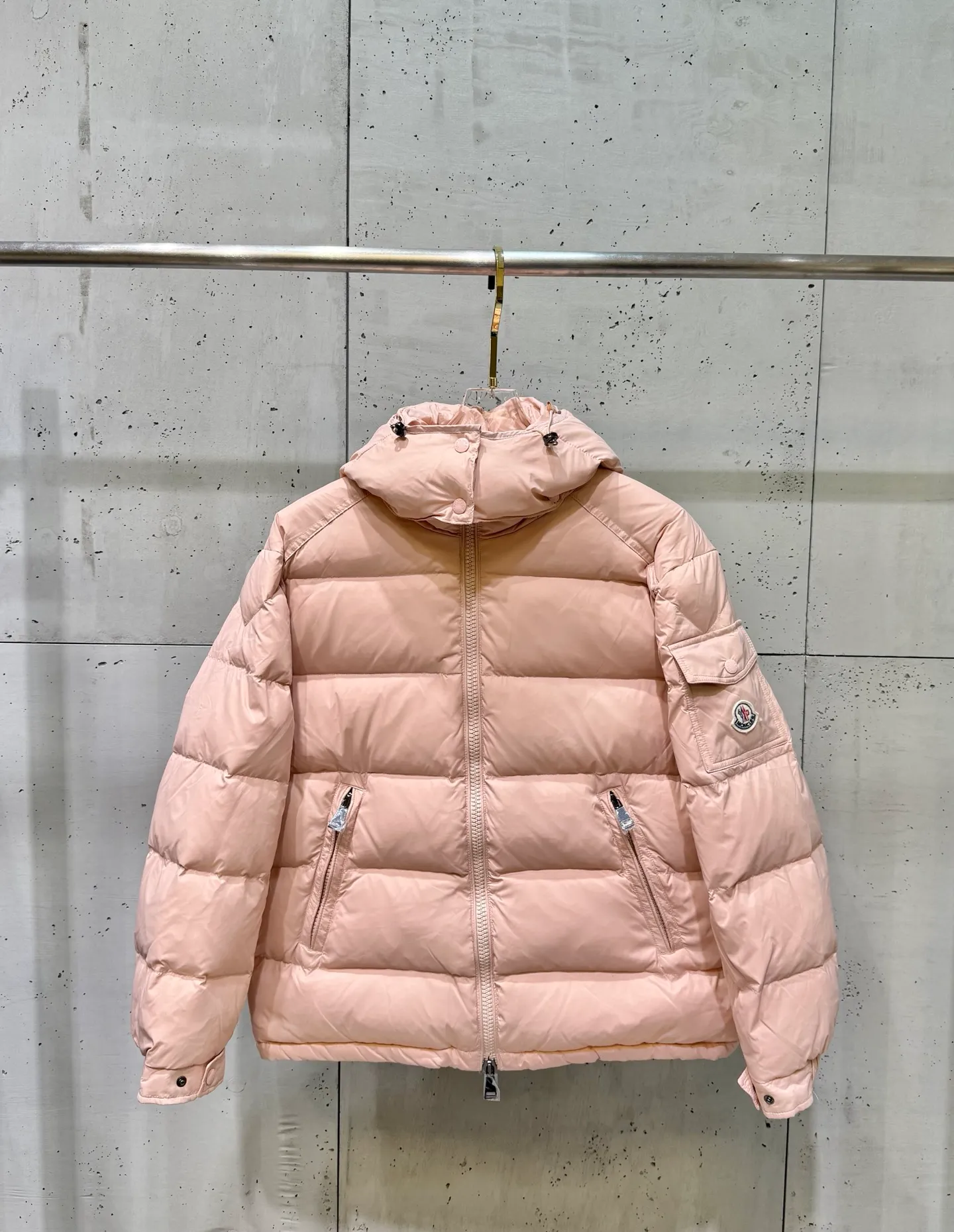 P880 Moncler Maire counter classic color. Gouache peach pink classic short style for women. (⚠️80 duck down filling, 850+ fill power) If you have seen or touched it at the counter and cannot find a version that satisfies you on the market, then you can try ours, a full set of original matching hardware. Maire women's short down is made of shiny lacquered nylon, Moncler style, it is recommended to choose one size smaller.  Maire down is Moncler's classic item, and its short design shows timeless design. Made from patented nylon in a comfortable fit, it features a removable hood and performance details for comfort and warmth. Details •Made from patented nylon •Painted nylon lining •Down filled •Detachable hood with snap buttons •Zip closure •Zip pockets •Adjustable snap cuffs Size: 0-3. Fairy Style