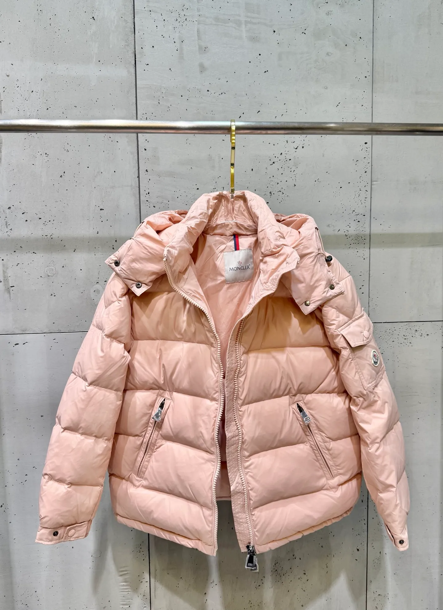P880 Moncler Maire counter classic color. Gouache peach pink classic short style for women. (⚠️80 duck down filling, 850+ fill power) If you have seen or touched it at the counter and cannot find a version that satisfies you on the market, then you can try ours, a full set of original matching hardware. Maire women's short down is made of shiny lacquered nylon, Moncler style, it is recommended to choose one size smaller.  Maire down is Moncler's classic item, and its short design shows timeless design. Made from patented nylon in a comfortable fit, it features a removable hood and performance details for comfort and warmth. Details •Made from patented nylon •Painted nylon lining •Down filled •Detachable hood with snap buttons •Zip closure •Zip pockets •Adjustable snap cuffs Size: 0-3. Fairy Style