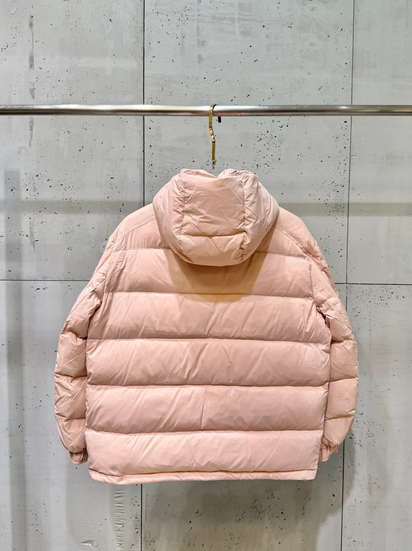 P880 Moncler Maire counter classic color. Gouache peach pink classic short style for women. (⚠️80 duck down filling, 850+ fill power) If you have seen or touched it at the counter and cannot find a version that satisfies you on the market, then you can try ours, a full set of original matching hardware. Maire women's short down is made of shiny lacquered nylon, Moncler style, it is recommended to choose one size smaller.  Maire down is Moncler's classic item, and its short design shows timeless design. Made from patented nylon in a comfortable fit, it features a removable hood and performance details for comfort and warmth. Details •Made from patented nylon •Painted nylon lining •Down filled •Detachable hood with snap buttons •Zip closure •Zip pockets •Adjustable snap cuffs Size: 0-3. Fairy Style