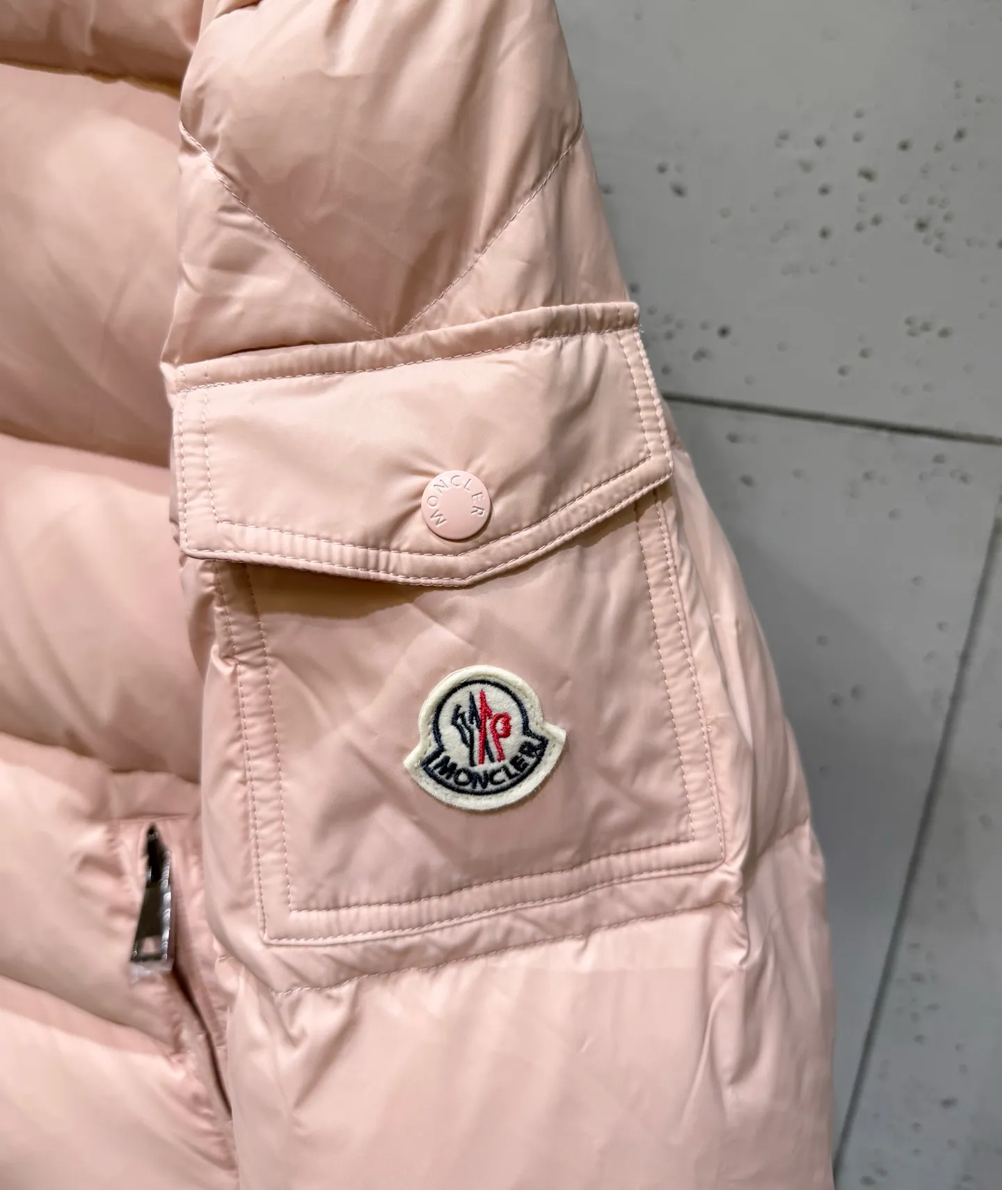 P880 Moncler Maire counter classic color. Gouache peach pink classic short style for women. (⚠️80 duck down filling, 850+ fill power) If you have seen or touched it at the counter and cannot find a version that satisfies you on the market, then you can try ours, a full set of original matching hardware. Maire women's short down is made of shiny lacquered nylon, Moncler style, it is recommended to choose one size smaller.  Maire down is Moncler's classic item, and its short design shows timeless design. Made from patented nylon in a comfortable fit, it features a removable hood and performance details for comfort and warmth. Details •Made from patented nylon •Painted nylon lining •Down filled •Detachable hood with snap buttons •Zip closure •Zip pockets •Adjustable snap cuffs Size: 0-3. Fairy Style