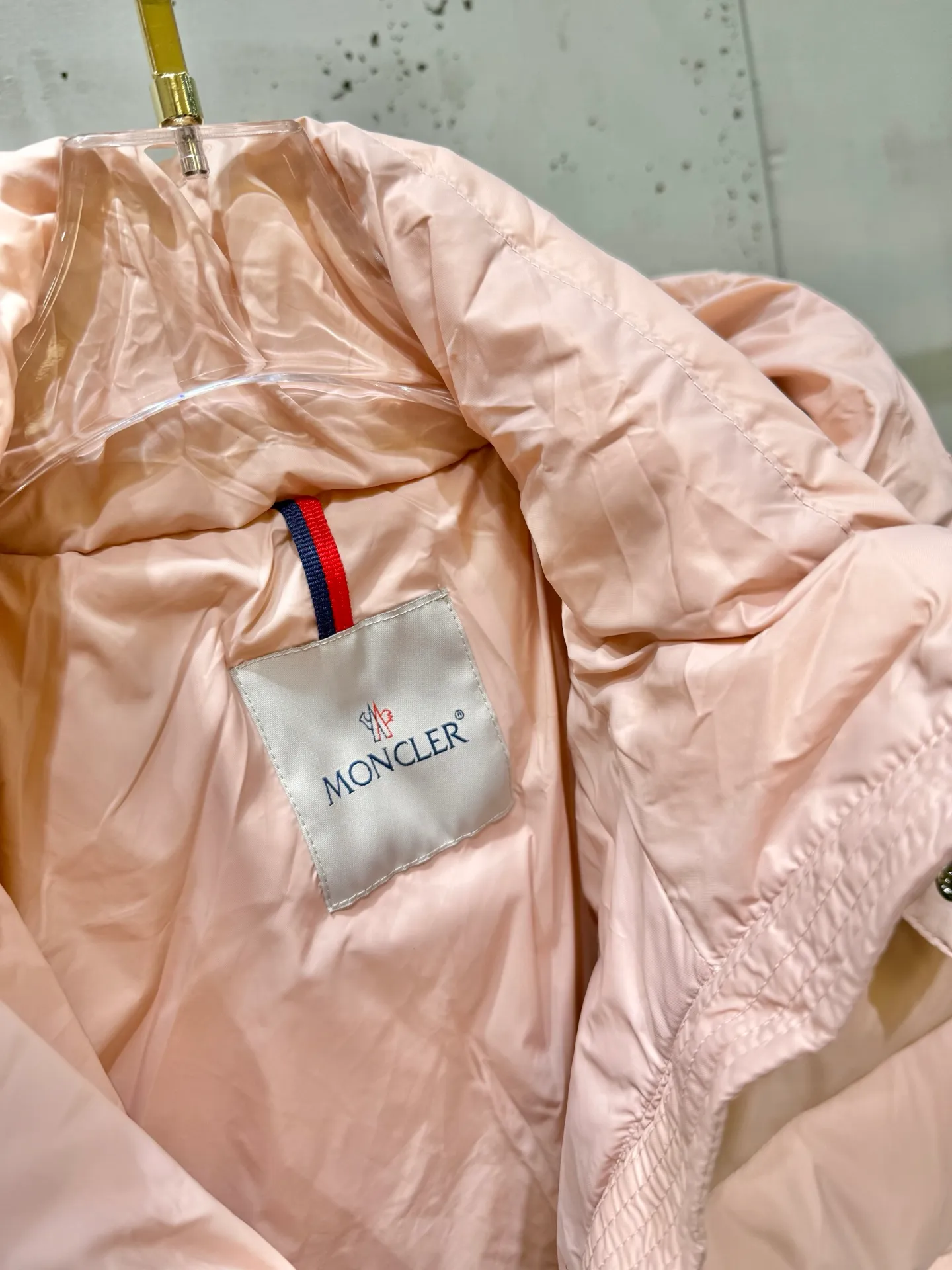 P880 Moncler Maire counter classic color. Gouache peach pink classic short style for women. (⚠️80 duck down filling, 850+ fill power) If you have seen or touched it at the counter and cannot find a version that satisfies you on the market, then you can try ours, a full set of original matching hardware. Maire women's short down is made of shiny lacquered nylon, Moncler style, it is recommended to choose one size smaller.  Maire down is Moncler's classic item, and its short design shows timeless design. Made from patented nylon in a comfortable fit, it features a removable hood and performance details for comfort and warmth. Details •Made from patented nylon •Painted nylon lining •Down filled •Detachable hood with snap buttons •Zip closure •Zip pockets •Adjustable snap cuffs Size: 0-3. Fairy Style