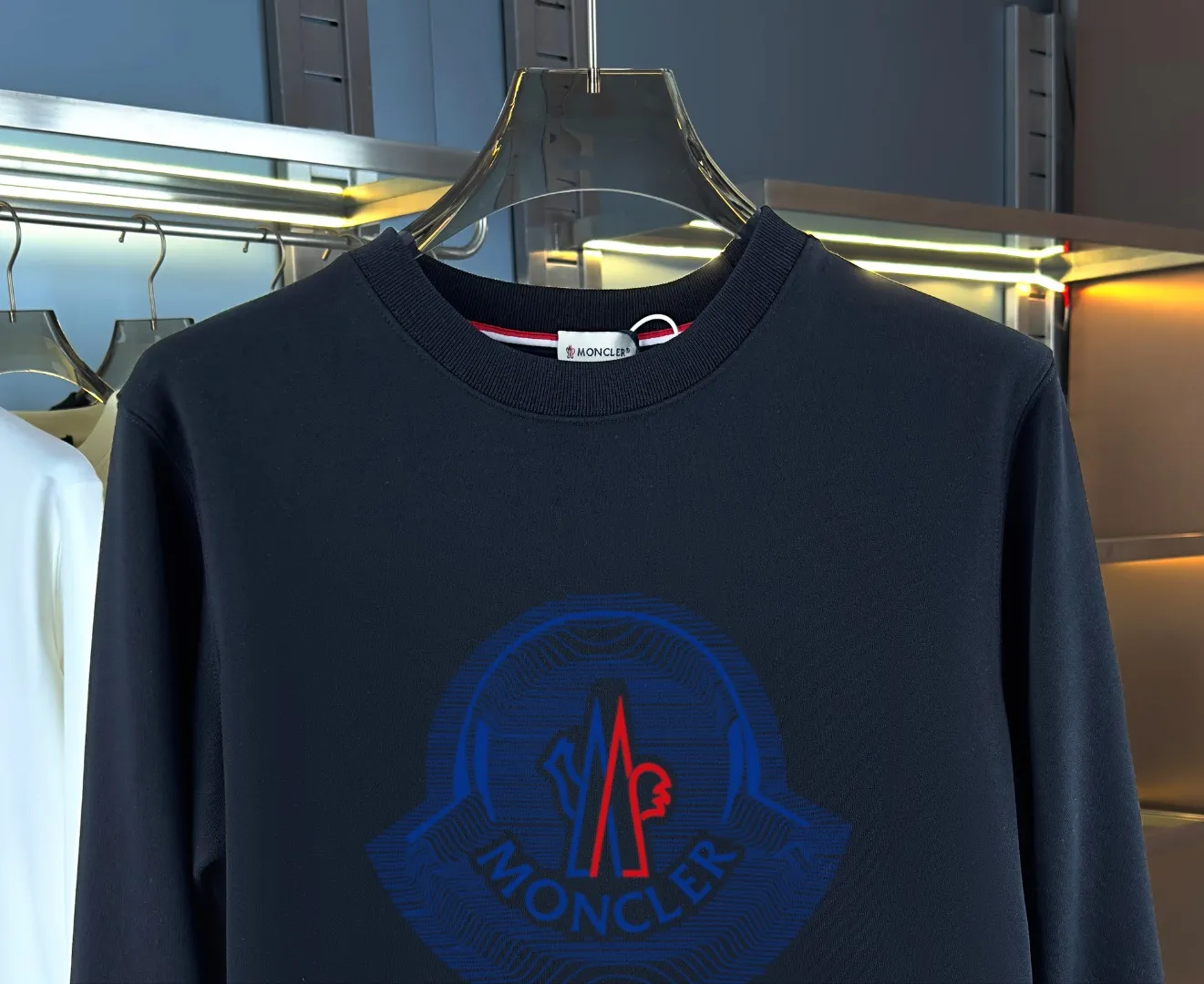 P210 High-version sweatshirt) [Long-term stock] 〖𝐌𝐎𝐍𝐂𝐋𝐄𝐑~Mask〗 Made of 440g heavy-weight fabric. It is different from the market currency. It can be matched with any variety and is properly handsome. 😎The whole dress is made of double waistcoats. The double waistcoats make the whole dress more three-dimensional. Not ordinary factories can do such fine work. 2025 Spring runway version of the T stage, on sale at the counter, round neck terry sweatshirt, high-end double-strand pure cotton, custom-made stretch ribs, dyed in the same vat, complete with three standards, matched with exquisite embroidered LOGO on the chest, simple and advanced, same style for men and women. Color: black, apricot, white, size: S M L XL 2XL