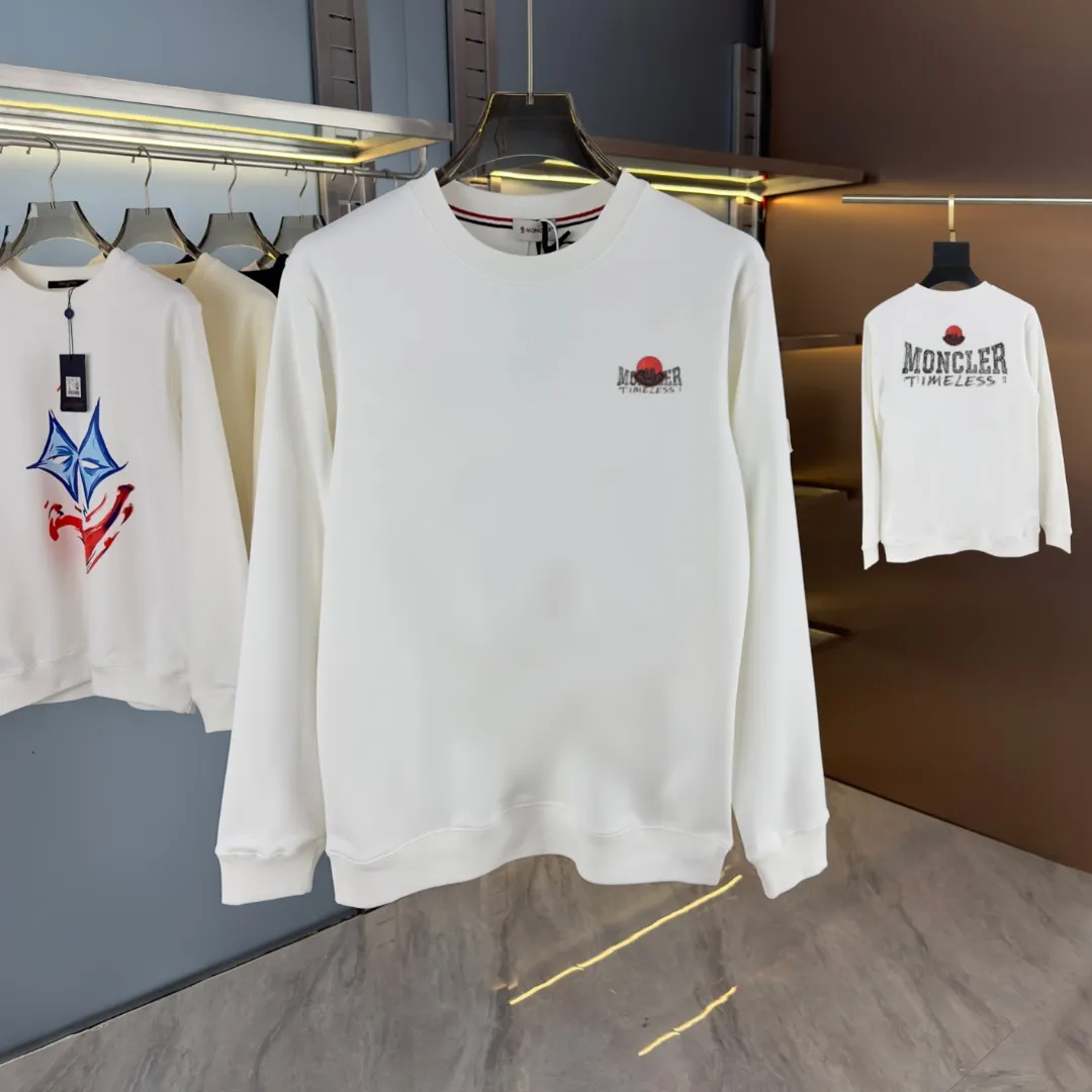 P210 high version sweatshirt) 📦With exclusive packaging📦 [Long-term ready stock] Upgraded version "Mobile phone smart sensor ~ NFC chip armband ~ Directly to the official website for anti-counterfeiting" 〖 𝐌𝐎𝐍𝐂𝐋𝐄𝐑 ~ Mouth covering〗 2025 new high quality, using 450 grams of heavyweight fabric Different from the market currency, you can mix and match everything at will and you will be handsome😎The whole clothes is made of double waistcoats. The double waistcoats make the whole dress more three-dimensional. It is not an ordinary factory that can do such fine work. 2025 autumn and winter new style, on sale at the counter, exquisite printed round neck terry sweatshirt. High-end double-ply cotton. Customized stretch ribs are dyed in the same vat. Three standards are complete. It is matched with digital printing patterns and is very breathable. Same style for men and women. Color: black, white, apricot. Size: S M L XL 2XL
