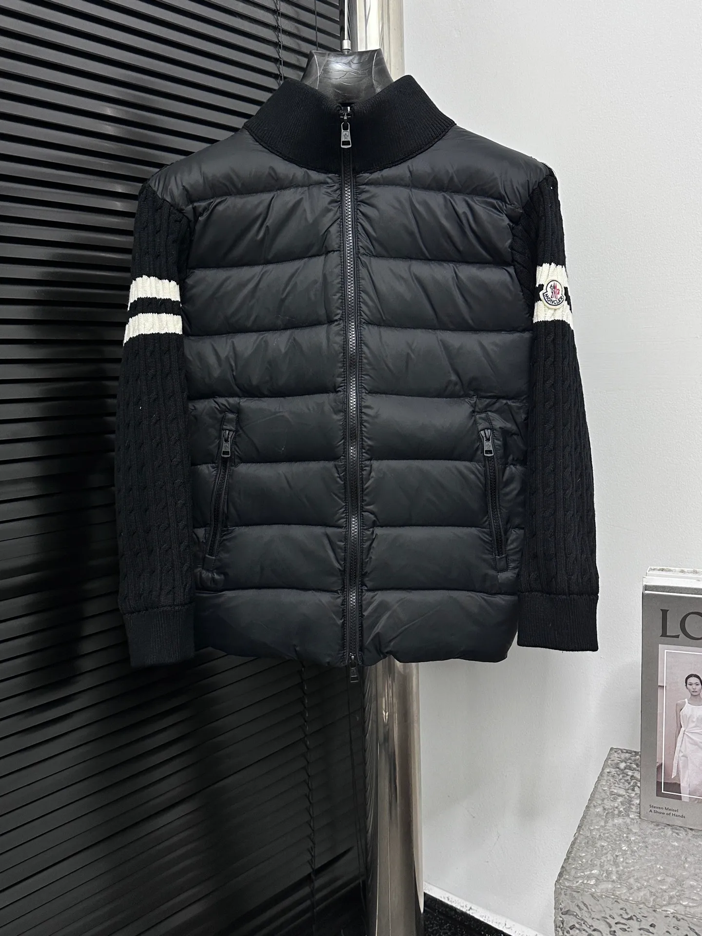 P680 [Moncler] Hooded down and wool knitted down jacket This cardigan is made of wool and cashmere fabrics and filled with warm down. The zippered silhouette and knitted turtleneck add extra protection from the elements. Lightweight knitted piece trimmed with soft leather. Size: 1 2 3 4 5