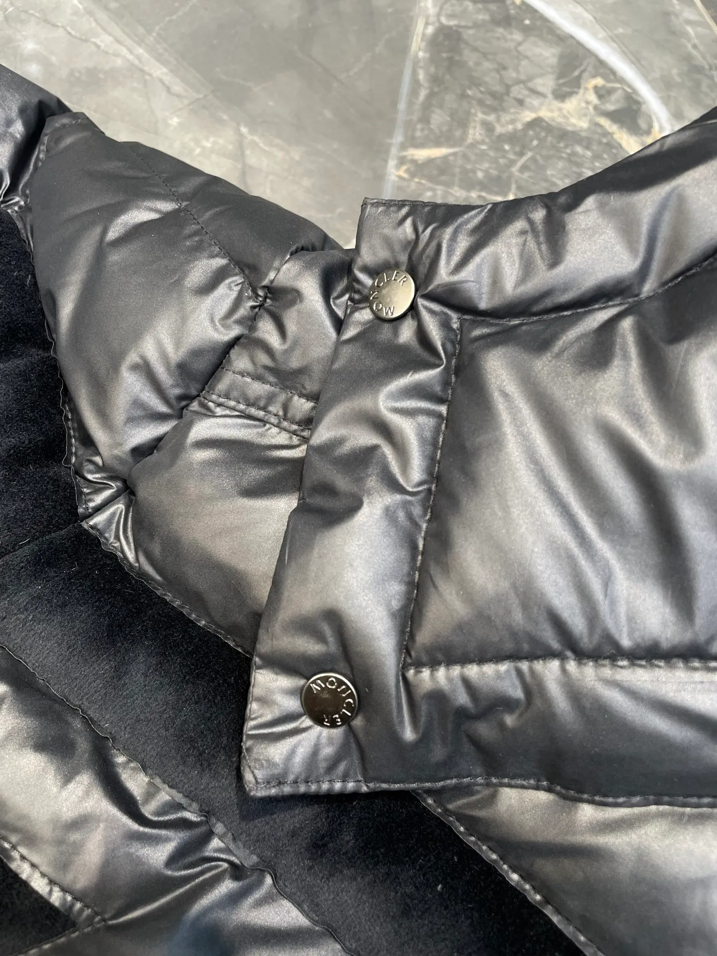P1310 Moncler 🌟Batman Logo Down Jacket Customized high-grade carbon black coated windbreaker fabric with ink rhyme Customized Korean-yun flowing velvet knitted fabric Made of 400D calendered bile fabric National standard 95 white duck down (testing welcome) Full of down content, full of warmth, light and fluffy, ingeniously created a joint series, decorated with the Batman logo on the front, inspired by this famous superhero, highly recognizable The iconic Moncler embroidered logo appears on the sleeves, highlighting the brand's style and paying tribute to the classics. It is also an interpretation of modern fashion. It tightly locks in body temperature and enjoys warmth and comfort. It becomes the most intimate companion in winter. Process 1: Computer laser burning cutting uses high-energy laser beams to instantly melt the fabric fibers at high temperatures. Precise cutting and engraving on the fabric according to the original pattern. The edges are flat to achieve seamless splicing. It effectively prevents the penetration of cold wind and improves the warmth retention performance of the down jacket. Process 2: Computer mechanical down filling. First, make the liner paper pattern to determine the down filling area and determine the gram weight of down per square meter according to the original three-dimensional effect, thereby calculating the filling amount of each cut piece. The computer down filling machine uses a digital weighing unit to achieve stable measurement. Process 3: Computer template machine line running. The computer template machine line line process shows extremely high neatness and smoothness. The craftsman accurately controls the size during the operation to ensure that each row line meets the design requirements. The lines of the entire template are smooth and unified, neat and beautiful. Paving materials: Customized 1:1 Moncler buckle Customized 1:1 Moncler zipper piece Customized 1:1 Moncler adjustment buckle Customized 1:1 Moncler pendant Customized 1:1 Moncler machine eye Customized 1:1 Moncler embroidered logo Customized 1:1 Moncler trademark Function: Detachable and adjustable hood. Match as you like Size: 1 code 2 codes 3 codes 4 codes Style number: 24064-F20