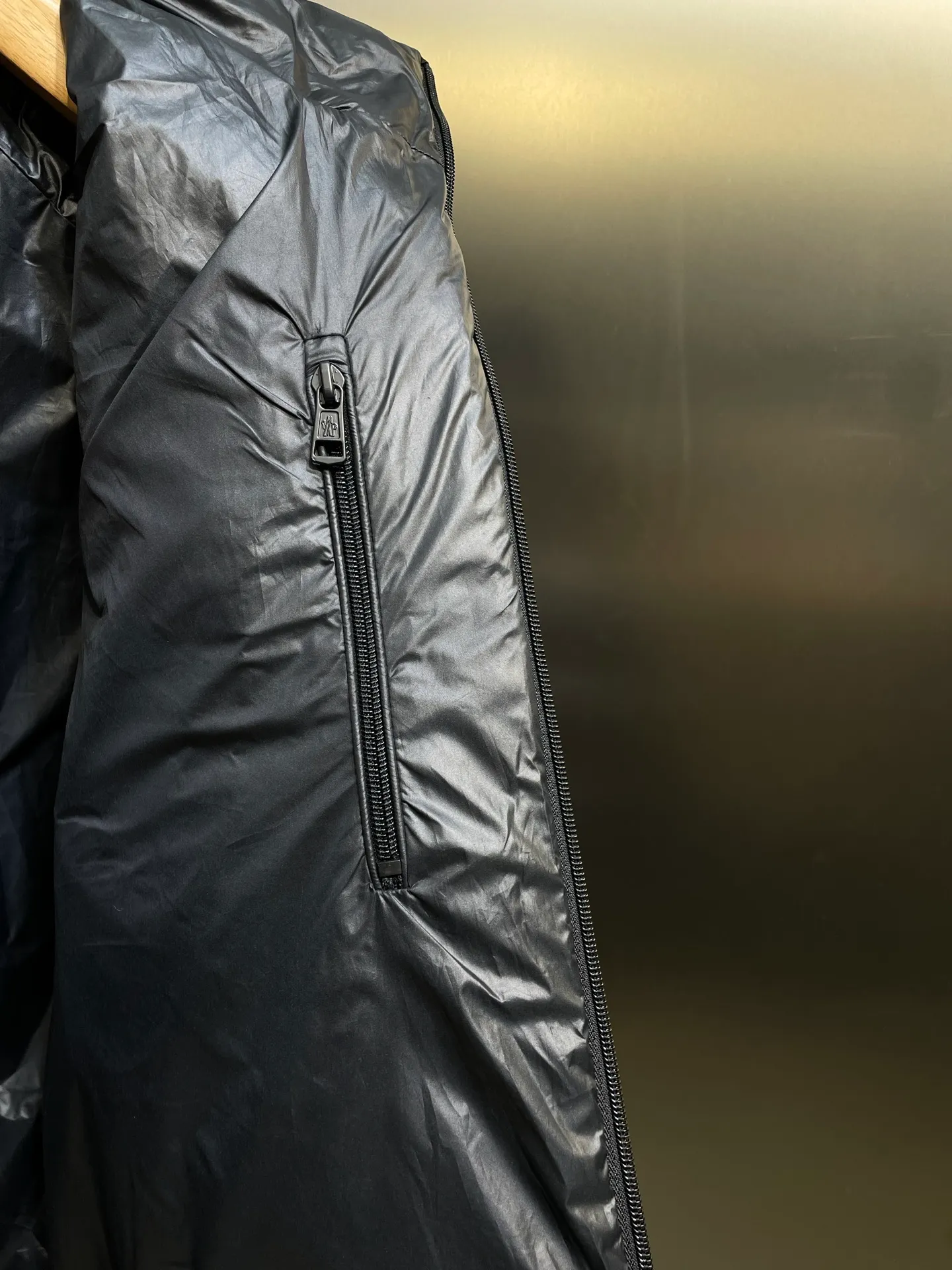 P1310 Moncler 🌟Batman Logo Down Jacket Customized high-grade carbon black coated windbreaker fabric with ink rhyme Customized Korean-yun flowing velvet knitted fabric Made of 400D calendered bile fabric National standard 95 white duck down (testing welcome) Full of down content, full of warmth, light and fluffy, ingeniously created a joint series, decorated with the Batman logo on the front, inspired by this famous superhero, highly recognizable The iconic Moncler embroidered logo appears on the sleeves, highlighting the brand's style and paying tribute to the classics. It is also an interpretation of modern fashion. It tightly locks in body temperature and enjoys warmth and comfort. It becomes the most intimate companion in winter. Process 1: Computer laser burning cutting uses high-energy laser beams to instantly melt the fabric fibers at high temperatures. Precise cutting and engraving on the fabric according to the original pattern. The edges are flat to achieve seamless splicing. It effectively prevents the penetration of cold wind and improves the warmth retention performance of the down jacket. Process 2: Computer mechanical down filling. First, make the liner paper pattern to determine the down filling area and determine the gram weight of down per square meter according to the original three-dimensional effect, thereby calculating the filling amount of each cut piece. The computer down filling machine uses a digital weighing unit to achieve stable measurement. Process 3: Computer template machine line running. The computer template machine line line process shows extremely high neatness and smoothness. The craftsman accurately controls the size during the operation to ensure that each row line meets the design requirements. The lines of the entire template are smooth and unified, neat and beautiful. Paving materials: Customized 1:1 Moncler buckle Customized 1:1 Moncler zipper piece Customized 1:1 Moncler adjustment buckle Customized 1:1 Moncler pendant Customized 1:1 Moncler machine eye Customized 1:1 Moncler embroidered logo Customized 1:1 Moncler trademark Function: Detachable and adjustable hood. Match as you like Size: 1 code 2 codes 3 codes 4 codes Style number: 24064-F20