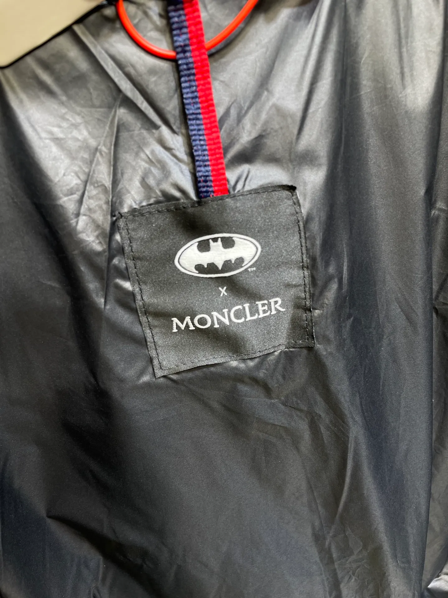 P1310 Moncler 🌟Batman Logo Down Jacket Customized high-grade carbon black coated windbreaker fabric with ink rhyme Customized Korean-yun flowing velvet knitted fabric Made of 400D calendered bile fabric National standard 95 white duck down (testing welcome) Full of down content, full of warmth, light and fluffy, ingeniously created a joint series, decorated with the Batman logo on the front, inspired by this famous superhero, highly recognizable The iconic Moncler embroidered logo appears on the sleeves, highlighting the brand's style and paying tribute to the classics. It is also an interpretation of modern fashion. It tightly locks in body temperature and enjoys warmth and comfort. It becomes the most intimate companion in winter. Process 1: Computer laser burning cutting uses high-energy laser beams to instantly melt the fabric fibers at high temperatures. Precise cutting and engraving on the fabric according to the original pattern. The edges are flat to achieve seamless splicing. It effectively prevents the penetration of cold wind and improves the warmth retention performance of the down jacket. Process 2: Computer mechanical down filling. First, make the liner paper pattern to determine the down filling area and determine the gram weight of down per square meter according to the original three-dimensional effect, thereby calculating the filling amount of each cut piece. The computer down filling machine uses a digital weighing unit to achieve stable measurement. Process 3: Computer template machine line running. The computer template machine line line process shows extremely high neatness and smoothness. The craftsman accurately controls the size during the operation to ensure that each row line meets the design requirements. The lines of the entire template are smooth and unified, neat and beautiful. Paving materials: Customized 1:1 Moncler buckle Customized 1:1 Moncler zipper piece Customized 1:1 Moncler adjustment buckle Customized 1:1 Moncler pendant Customized 1:1 Moncler machine eye Customized 1:1 Moncler embroidered logo Customized 1:1 Moncler trademark Function: Detachable and adjustable hood. Match as you like Size: 1 code 2 codes 3 codes 4 codes Style number: 24064-F20
