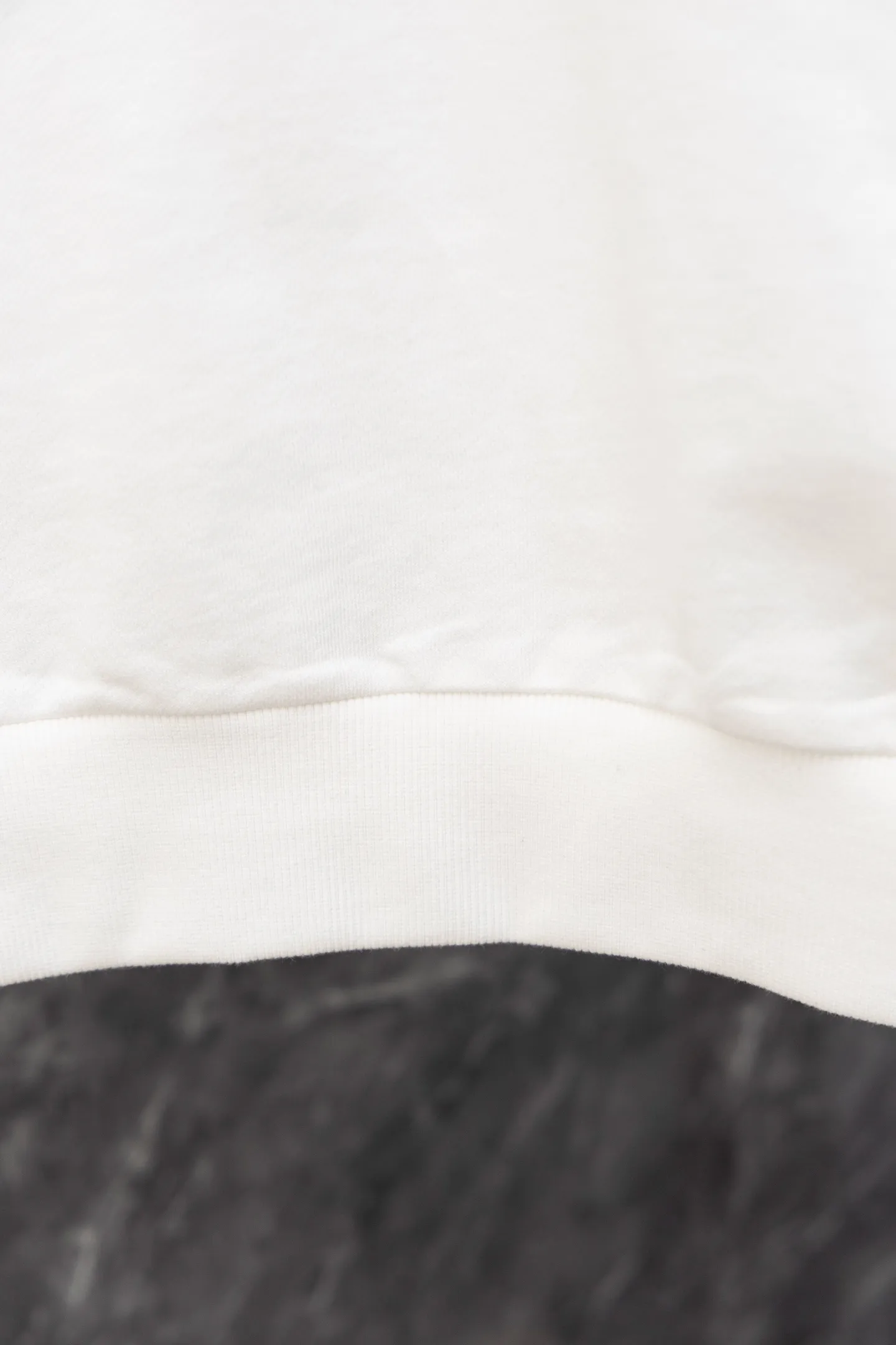 P210 Model No. J0166 MONCLER hooded sweatshirt with classic letter embroidery over the mouth. Made of 460g terry fabric with clear lines. Original order customization 1:1 with smooth and delicate lines. Better hand feel. Not easy to deform, not easy to shrink, not easy to fade. Maintains long-lasting beauty. Color Black White Size S-XL