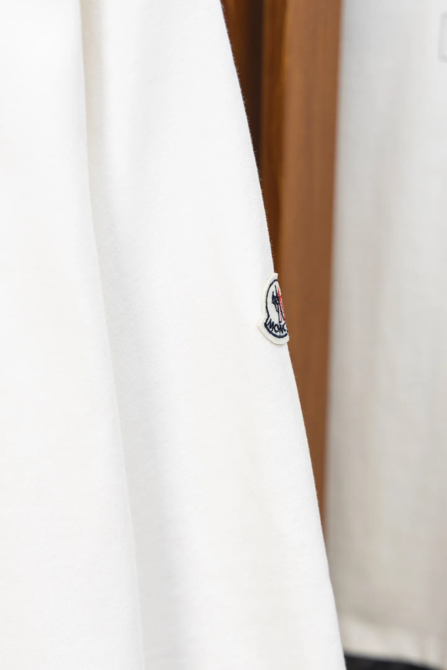 P210 Model No. J0166 MONCLER hooded sweatshirt with classic letter embroidery over the mouth. Made of 460g terry fabric with clear lines. Original order customization 1:1 with smooth and delicate lines. Better hand feel. Not easy to deform, not easy to shrink, not easy to fade. Maintains long-lasting beauty. Color Black White Size S-XL