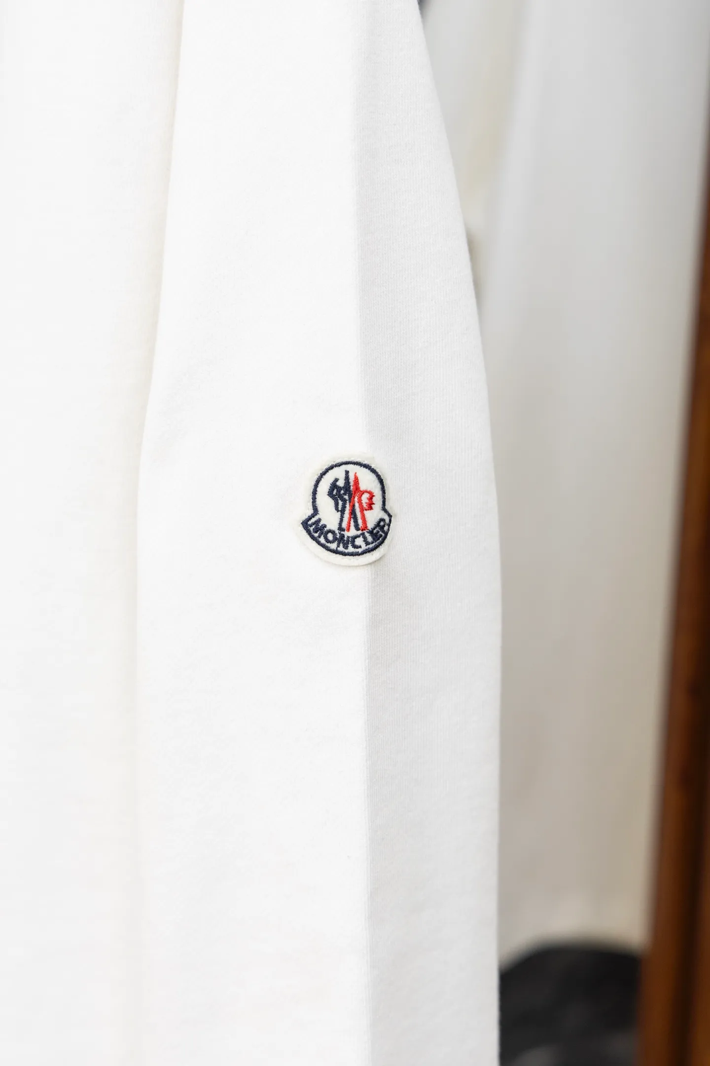 P210 Model No. J0166 MONCLER hooded sweatshirt with classic letter embroidery over the mouth. Made of 460g terry fabric with clear lines. Original order customization 1:1 with smooth and delicate lines. Better hand feel. Not easy to deform, not easy to shrink, not easy to fade. Maintains long-lasting beauty. Color Black White Size S-XL