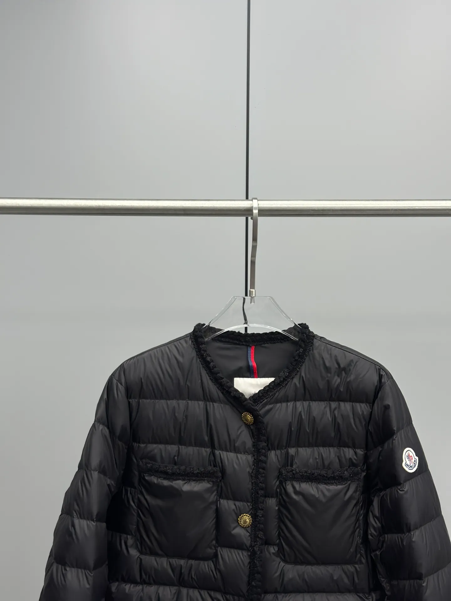 P780 Moncler 2025 New ARISTEO Women's Small Fragrance Style Thin Down Jacket Aristeo Women's Small Fragrance Style Short Down Jacket Classic Style Highlights Elegant Aesthetic Style The Lightweight Upper Body Shows Long Legs The Round Neck Design Modifies the Face 99 White Goose Down Filling Original Hardware Reproduction Heavy Knitted Lace Hemming Lightweight Design Easy to Wear Color: Black Off-White Navy Blue Red Size: 0-1-2-3