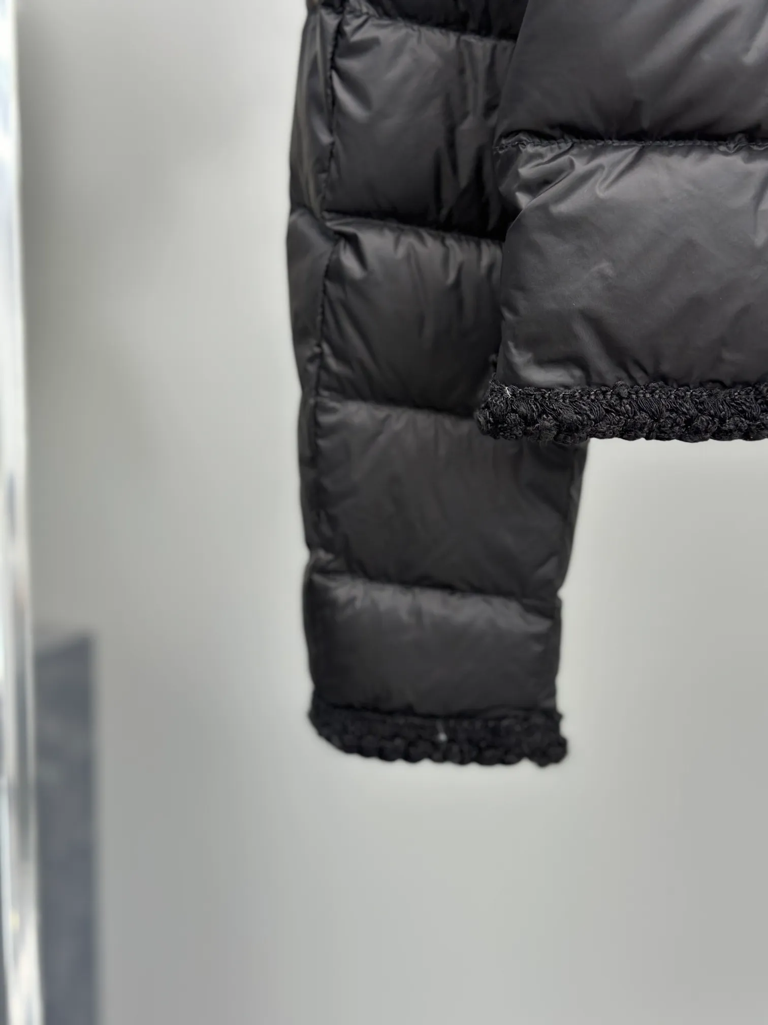 P780 Moncler 2025 New ARISTEO Women's Small Fragrance Style Thin Down Jacket Aristeo Women's Small Fragrance Style Short Down Jacket Classic Style Highlights Elegant Aesthetic Style The Lightweight Upper Body Shows Long Legs The Round Neck Design Modifies the Face 99 White Goose Down Filling Original Hardware Reproduction Heavy Knitted Lace Hemming Lightweight Design Easy to Wear Color: Black Off-White Navy Blue Red Size: 0-1-2-3