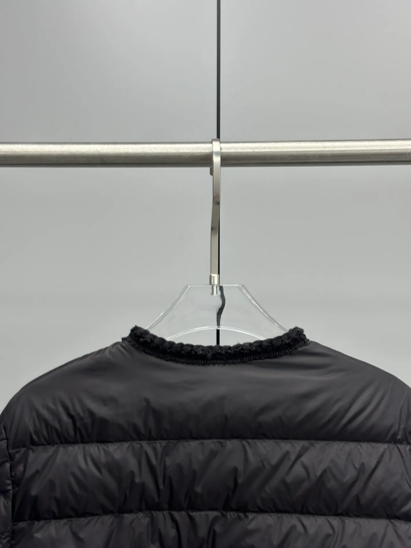 P780 Moncler 2025 New ARISTEO Women's Small Fragrance Style Thin Down Jacket Aristeo Women's Small Fragrance Style Short Down Jacket Classic Style Highlights Elegant Aesthetic Style The Lightweight Upper Body Shows Long Legs The Round Neck Design Modifies the Face 99 White Goose Down Filling Original Hardware Reproduction Heavy Knitted Lace Hemming Lightweight Design Easy to Wear Color: Black Off-White Navy Blue Red Size: 0-1-2-3
