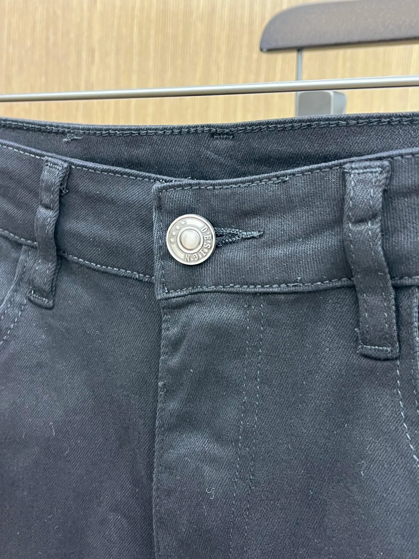 P270 🌸🌸 Moncler elastic slimming straight-leg pants, denim shorts, thin!  Very high-quality, stretch jeans can also be very comfortable... Super stretch and super handsome jeans! Heavy wash water elasticity...! You will be amazed by the clever design of these jeans! ! A pair of jeans cut from original cloth, light color, unique charm, made of high-quality cotton fabric, with frayed design and patch embroidery embellishment details. The fabric is comfortable, soft and can be matched casually. The comfort represents its interpretation of fashion and leisure. The details reflect the brand's pursuit of quality, with a bit of a hedonist flavor. It pays great attention to details and restores the texture of top-grade hardware. . Showing a sense of luxury and fashion. . Very worth buying. Size: Size: 29-38. . (No 35, 37)