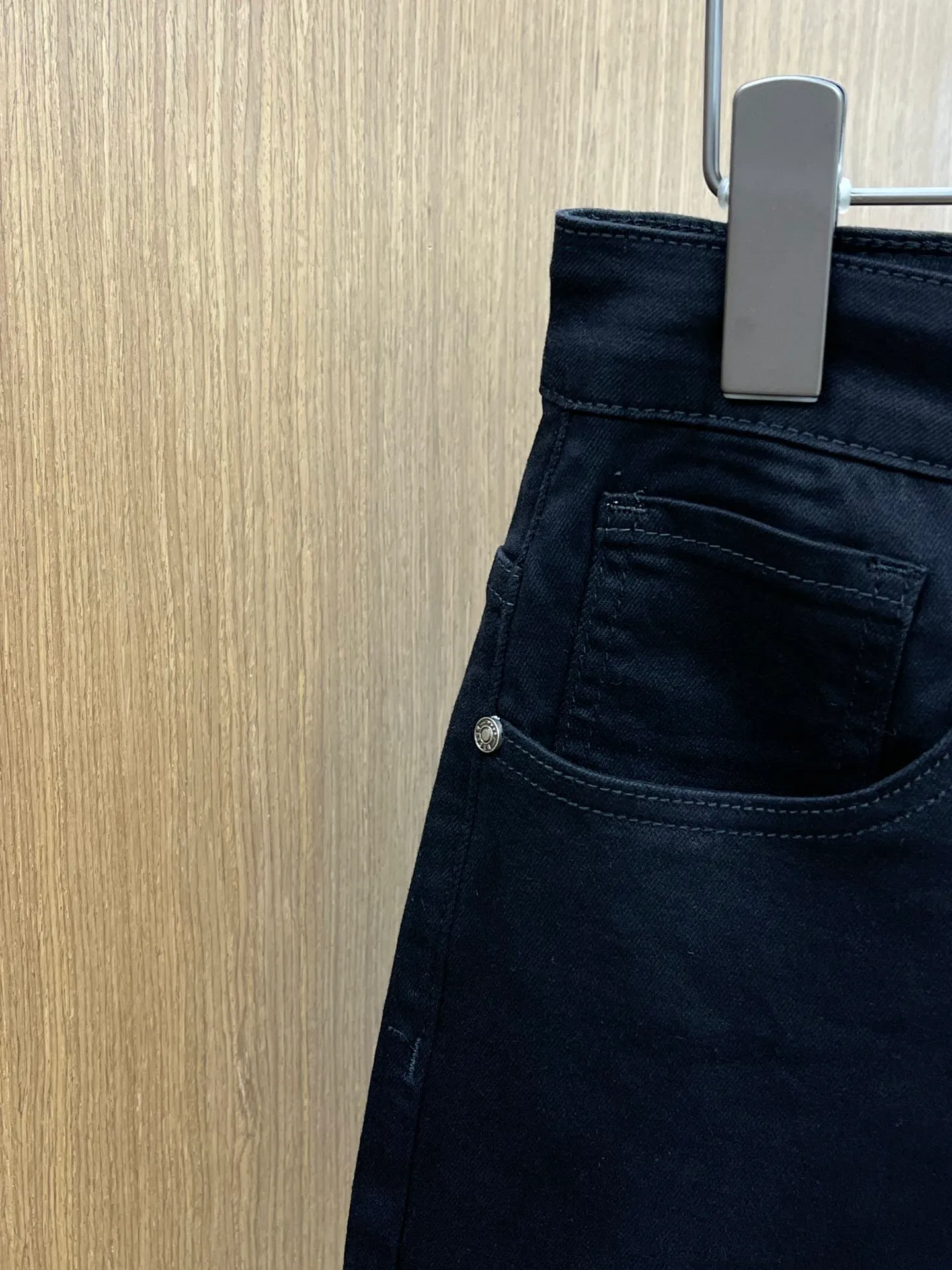 P270 🌸🌸 Moncler elastic slimming straight-leg pants, denim shorts, thin!  Very high-quality, stretch jeans can also be very comfortable... Super stretch and super handsome jeans! Heavy wash water elasticity...! You will be amazed by the clever design of these jeans! ! A pair of jeans cut from original cloth, light color, unique charm, made of high-quality cotton fabric, with frayed design and patch embroidery embellishment details. The fabric is comfortable, soft and can be matched casually. The comfort represents its interpretation of fashion and leisure. The details reflect the brand's pursuit of quality, with a bit of a hedonist flavor. It pays great attention to details and restores the texture of top-grade hardware. . Showing a sense of luxury and fashion. . Very worth buying. Size: Size: 29-38. . (No 35, 37)