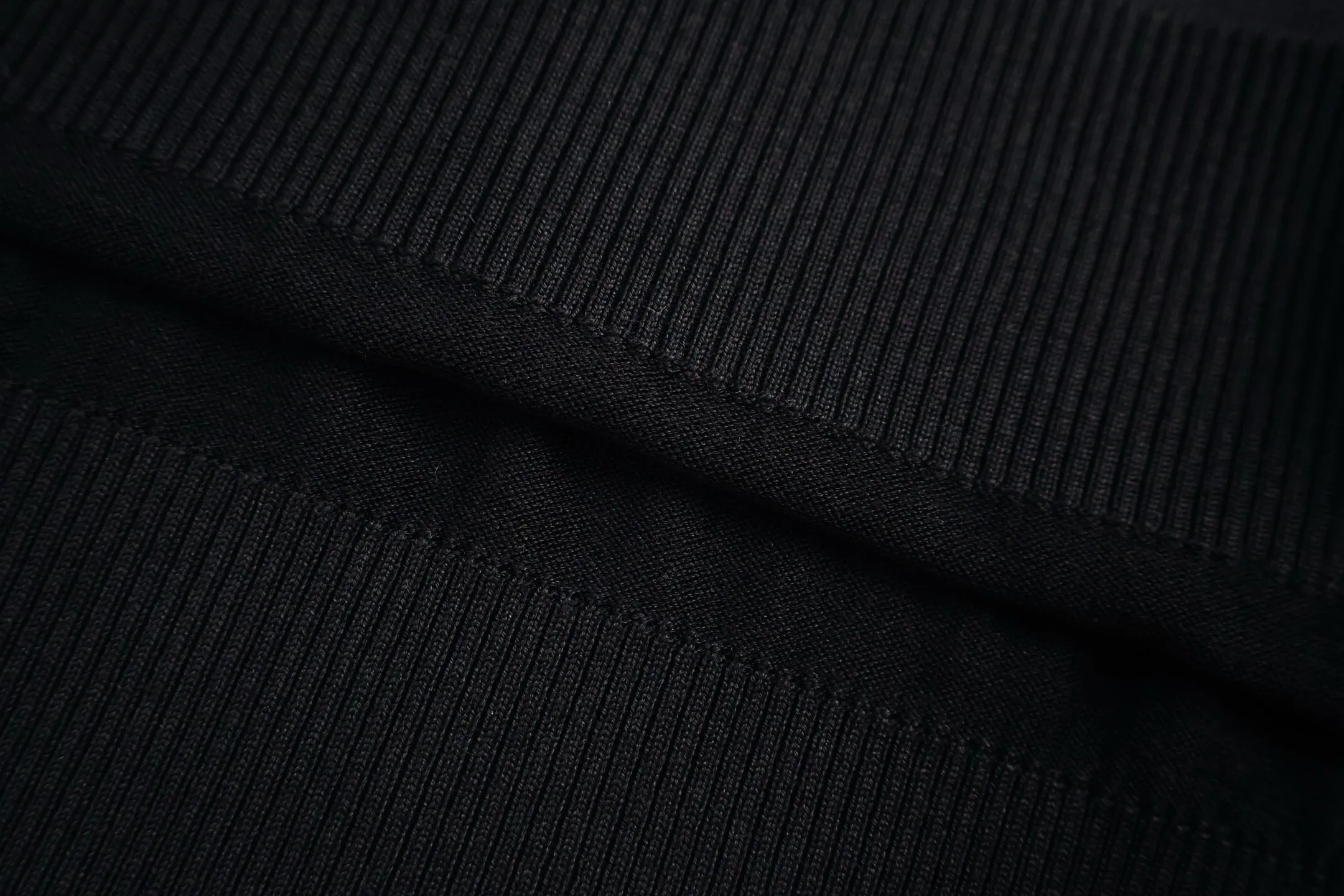 P440 Exclusive supply] Moncler color-blocked collar knitted sweater (black). The original version was purchased and developed at 5550. It is spun with custom-dyed black pure cotton yarn, and the computer plate-making positioning jacquard black and white color-blocked collar pattern. Made with imported 16-needle knitting machine. The small mark on the arm is embroidered with red and blue insignia using a BEHRINGER imported embroidery machine, and then a Czech sewing machine is used to sew the upper body side by side. Size:M/L/XL/XXL