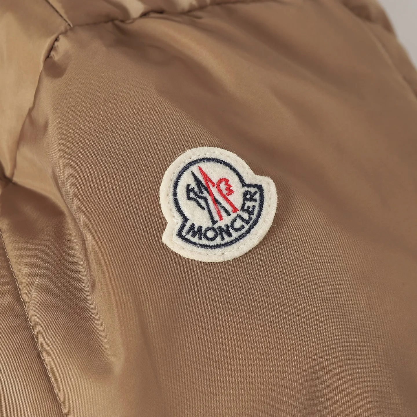 P920 Moncler/Moncler's new Ige hooded women's down jacket is made of longue saison fabric and is suitable for mild weather. This nylon fabric is warm without being bulky. Short design, with a classic hooded silhouette, and a waist design to create a smooth and feminine look. Made of longuesaison fabric. Longuesaison lining. Filled with down. Color: black/coffee Size: 0123