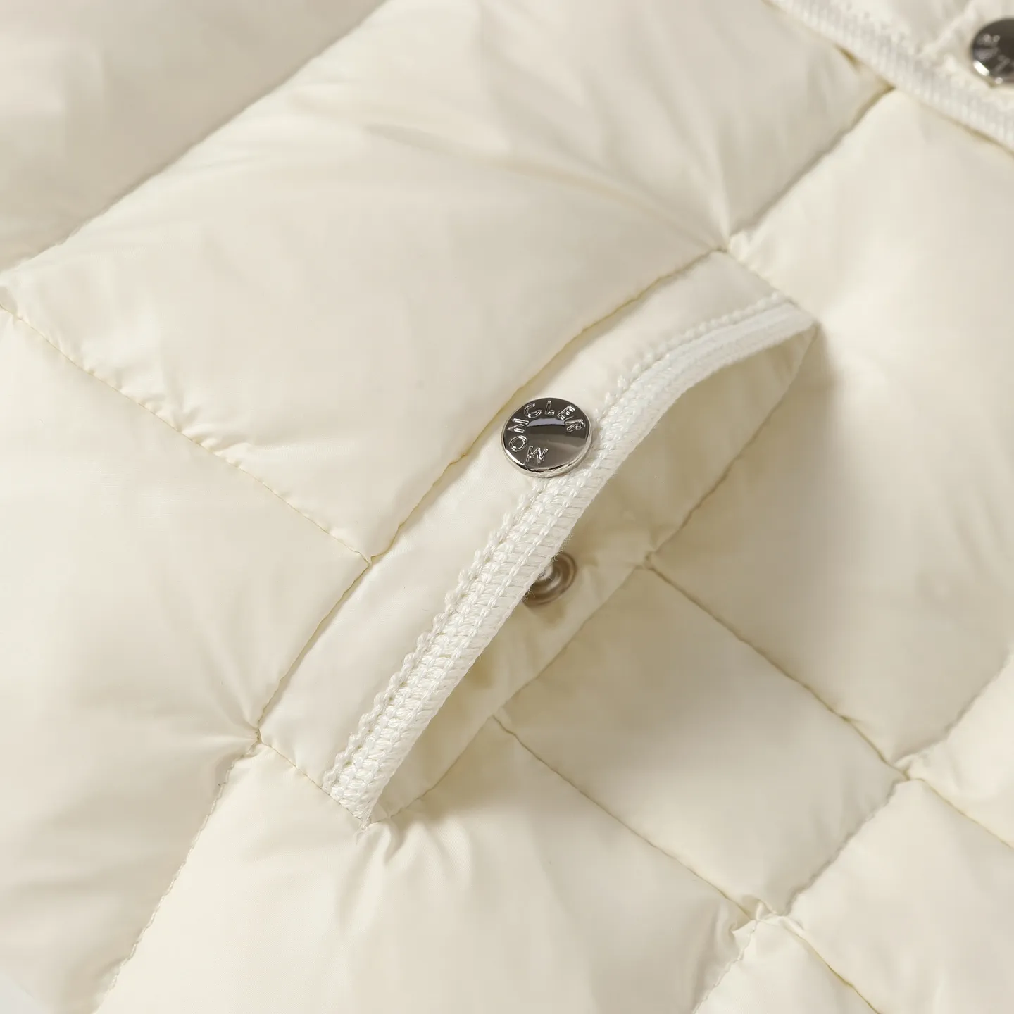 P640 Moncler/Moncler's new knitted splicing down jacket. Moncler always has an elegant and high-end charm. It is beautiful and grand when worn. Even down can be worn with a sense of fashion and high-end. Always wear warmth to show elegance and grandeur. Half-filled down jacket, small waisted half-filled down jacket, an excellent choice for transitional seasons. A close-fitting companion for sports, can be worn as a base or alone. Color: black/pink/beige Size: S M L