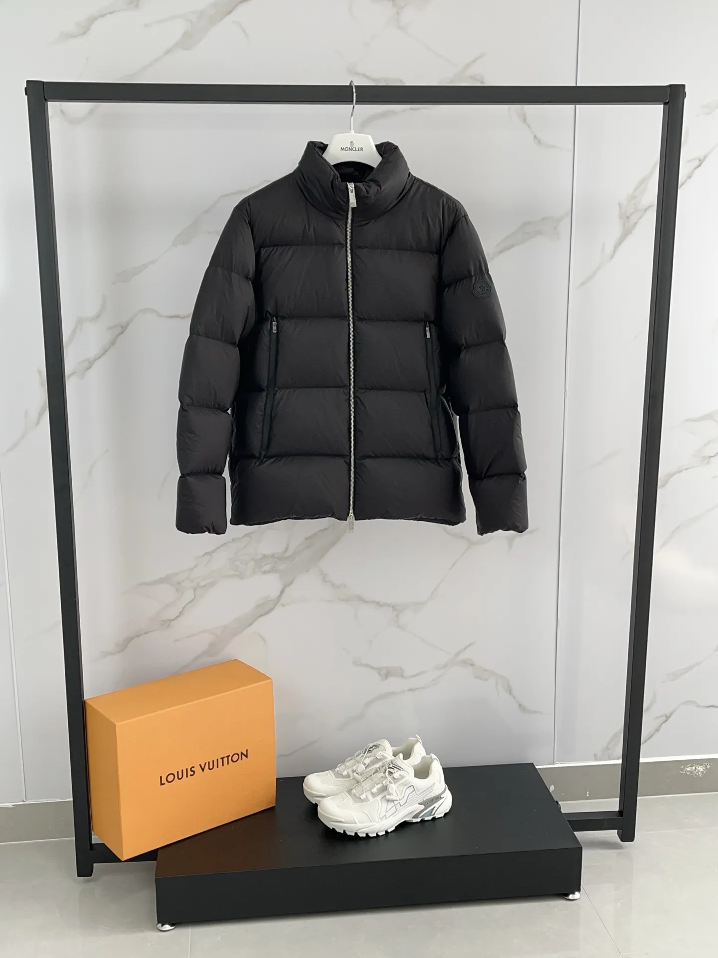 P1100 🆕❤️25 Moncler’s new Tarn men’s short down jacket Tarn down jacket cleverly combines the protection of functional fabrics with the comfort of natural fabrics. Short design made from soft nylon fabric that's lightweight and functional. Modern design with a loose fit and bold proportions. Size: 12345 Color: Black Light Beige Buy now👉