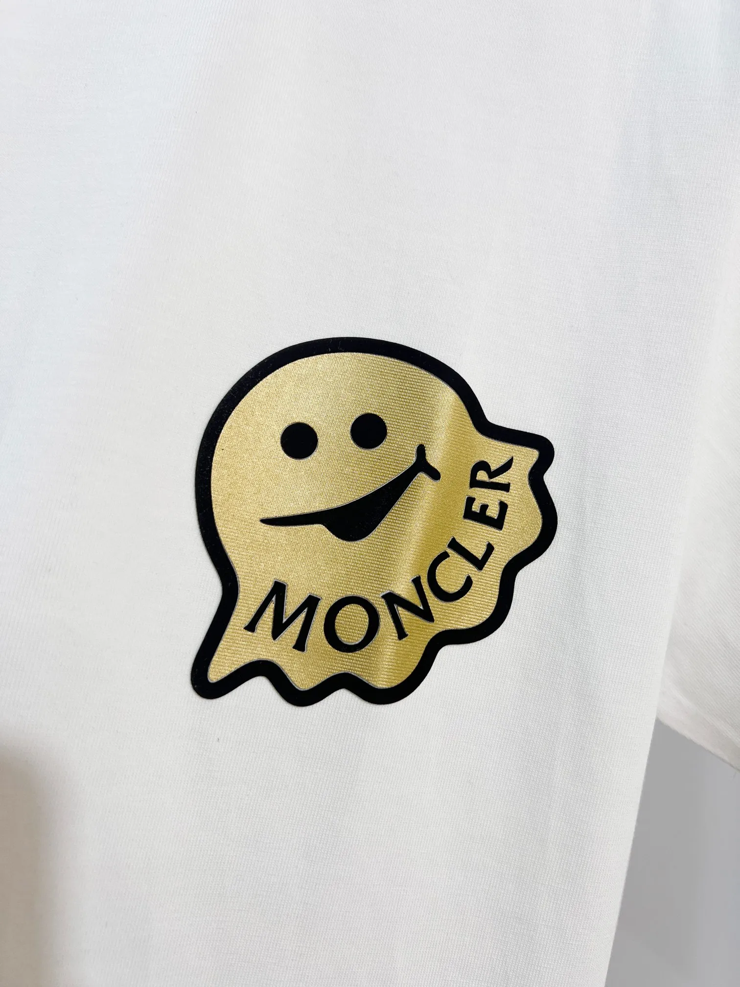 P150 MONCLER/muzzled 300g pure cotton round neck short-sleeved T-shirt. Brand classic. Three-dimensional monster offset letter LOGO embossing process. 2025ss official synchronization. High version. High quality. Fashionable personality. Versatile trend. Pure original quality. Original fabric. Tag. Collar label. Washed wheat. Three labels complete. Color: Black. White. Size: S M L XL XXL