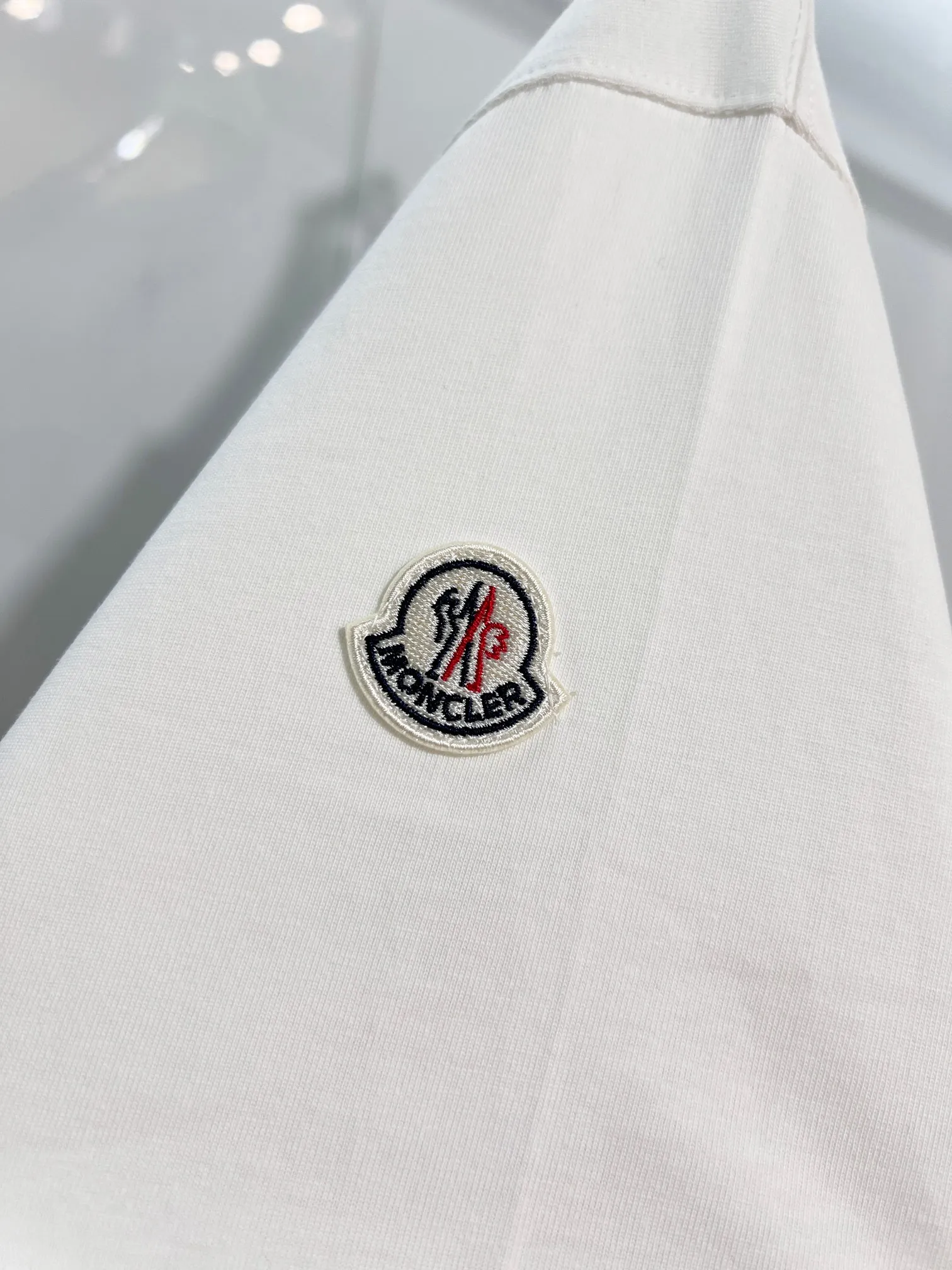 P150 MONCLER/muzzled 300g pure cotton round neck short-sleeved T-shirt. Brand classic. Three-dimensional monster offset letter LOGO embossing process. 2025ss official synchronization. High version. High quality. Fashionable personality. Versatile trend. Pure original quality. Original fabric. Tag. Collar label. Washed wheat. Three labels complete. Color: Black. White. Size: S M L XL XXL