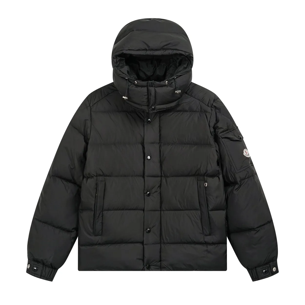 P800 top version] Detailed picture of large quantity of Moncler down jacket. It adopts a detachable hood design, button placket, and the overall style is fluffy and has good warmth retention. The brand's iconic badge on the sleeve arm is one of the identifying features. It has achieved a series of misunderstandings such as the original NFC inductive anti-counterfeiting chip, the national standard 95% pure white duck down, the exclusive use of top-grade down on the market, and never fake goose down. Perfect filling using direct velvet filling technology, the fluffy texture is very good. The lightness, warmth and cold protection ability are improved to the maximum. The original processing factory produces electroplated hardware, all customized by the original factory, and not all types of replicas on the market. Style number: 5606# Color: black Code number: 1.2.3.4.5
