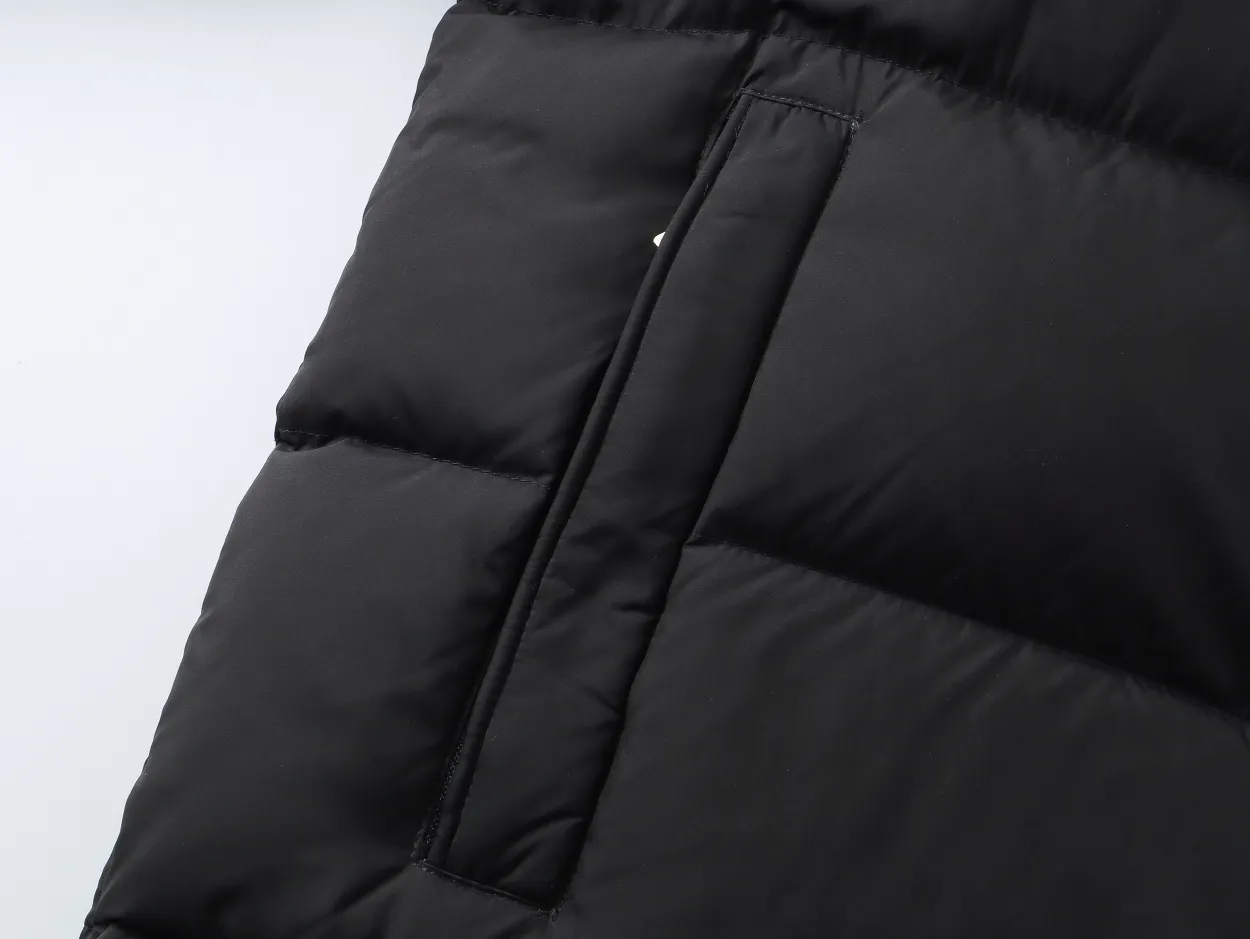 P800 top version] Detailed picture of large quantity of Moncler down jacket. It adopts a detachable hood design, button placket, and the overall style is fluffy and has good warmth retention. The brand's iconic badge on the sleeve arm is one of the identifying features. It has achieved a series of misunderstandings such as the original NFC inductive anti-counterfeiting chip, the national standard 95% pure white duck down, the exclusive use of top-grade down on the market, and never fake goose down. Perfect filling using direct velvet filling technology, the fluffy texture is very good. The lightness, warmth and cold protection ability are improved to the maximum. The original processing factory produces electroplated hardware, all customized by the original factory, and not all types of replicas on the market. Style number: 5606# Color: black Code number: 1.2.3.4.5