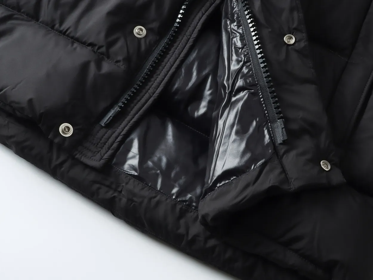 P800 top version] Detailed picture of large quantity of Moncler down jacket. It adopts a detachable hood design, button placket, and the overall style is fluffy and has good warmth retention. The brand's iconic badge on the sleeve arm is one of the identifying features. It has achieved a series of misunderstandings such as the original NFC inductive anti-counterfeiting chip, the national standard 95% pure white duck down, the exclusive use of top-grade down on the market, and never fake goose down. Perfect filling using direct velvet filling technology, the fluffy texture is very good. The lightness, warmth and cold protection ability are improved to the maximum. The original processing factory produces electroplated hardware, all customized by the original factory, and not all types of replicas on the market. Style number: 5606# Color: black Code number: 1.2.3.4.5