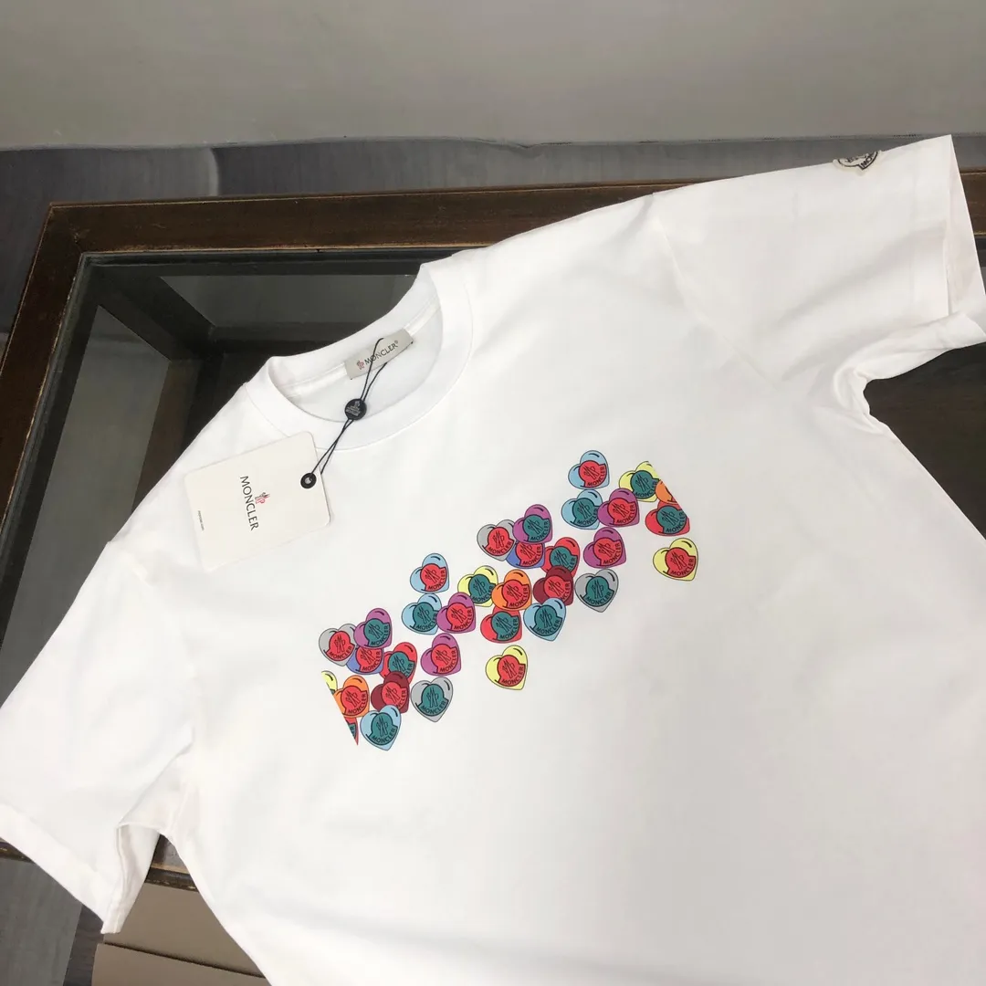 P160 🔥MONCLER The latest short-sleeved T-shirt for couples ~ Contrasting love heart print design ~ The fabric upper body is comfortable and breathable, not stiff, slim cut, made of high-end custom-made pure cotton fabric! The upper body is comfortable and stylish, and it can be worn alone as an inner layer. It is a must-have for fashionistas! ! ! Color: black white Size: S～XL (loose version, please state your height and weight when placing an order)