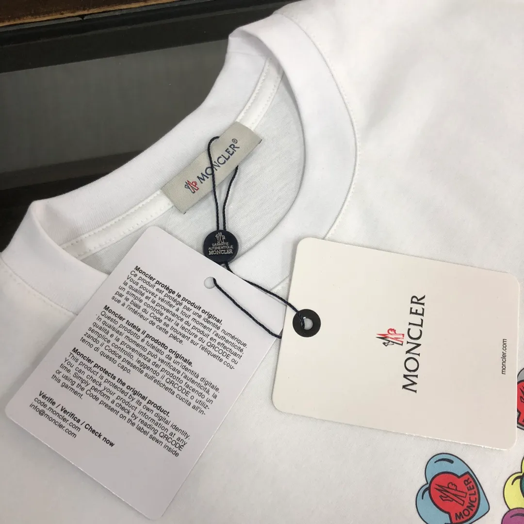 P160 🔥MONCLER The latest short-sleeved T-shirt for couples ~ Contrasting love heart print design ~ The fabric upper body is comfortable and breathable, not stiff, slim cut, made of high-end custom-made pure cotton fabric! The upper body is comfortable and stylish, and it can be worn alone as an inner layer. It is a must-have for fashionistas! ! ! Color: black white Size: S～XL (loose version, please state your height and weight when placing an order)