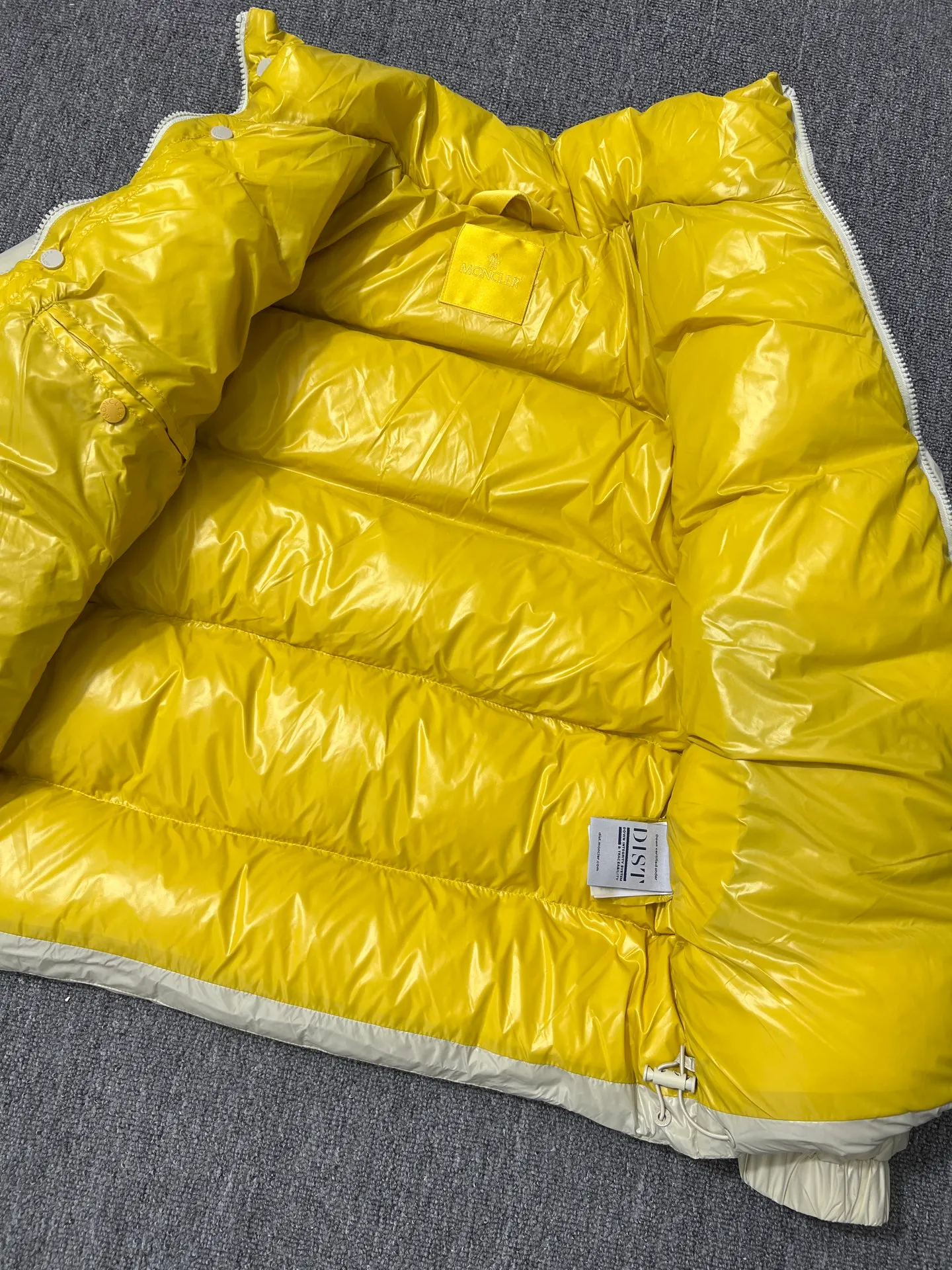 P860 Large Standard 1952 Unisex Moncler New Product Triti Unisex Down Jacket. The Triti down jacket is made of functional shiny nylon fabric, which is comfortable and warm without being heavy. Chenille logo patch highlights the essence of the brand. Style number: Dabiao 1952 Size: 12345 Color: black·white