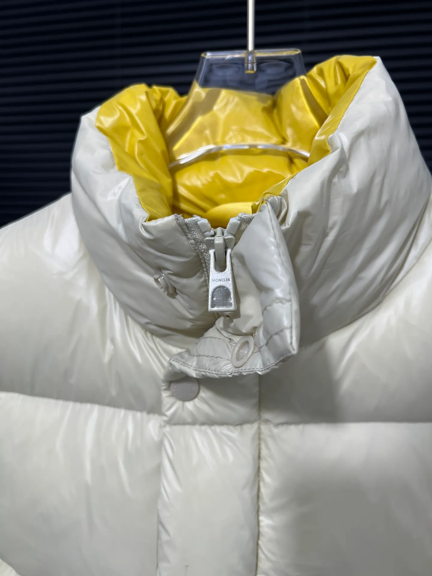 P860 Large Standard 1952 Unisex Moncler New Product Triti Unisex Down Jacket. The Triti down jacket is made of functional shiny nylon fabric, which is comfortable and warm without being heavy. Chenille logo patch highlights the essence of the brand. Style number: Dabiao 1952 Size: 12345 Color: black·white