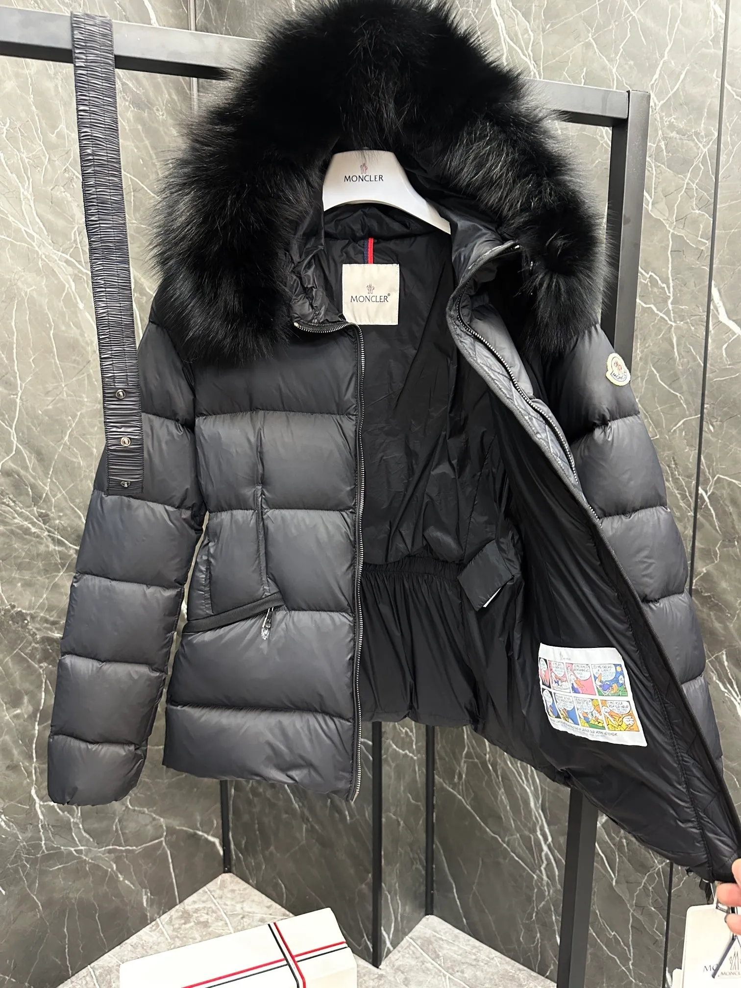 P1040 MONCLER Mouth Boed women's short style Boed women's down is made of longue saison fabric, embellished with fur trim, providing warmth and care. (!Fox fur collar imported from Finland, of course the fur collar needs to be larger to look good) Boed down has a soft silhouette design and is equipped with an exquisite belt to create a sophisticated and elegant winter look. Made of longue saison fabric with wool trim on the hood. Details · Made of longue saison fabric. Longue saison lining · Filled with down · Hood with removable fleece trim · Two-way zip closure · Elasticated waistband with patent snap buttons · Zippered lateral pockets with grosgrain piping · Adjustable elastic cuffs