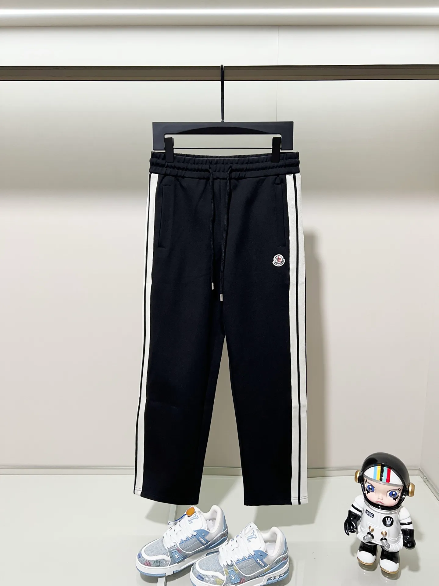 P230 MONCLER/muzzle Customized fabric suit casual sweatpants Simple side webbing splicing craftsmanship small chapter logo LOGO Official synchronization High version High quality Fashion personality Versatile trend Pure original quality Original fabric Hang tag Collar label Washed wheat Complete three standards Color: Black. Blue. Gray. Size: S-2XL