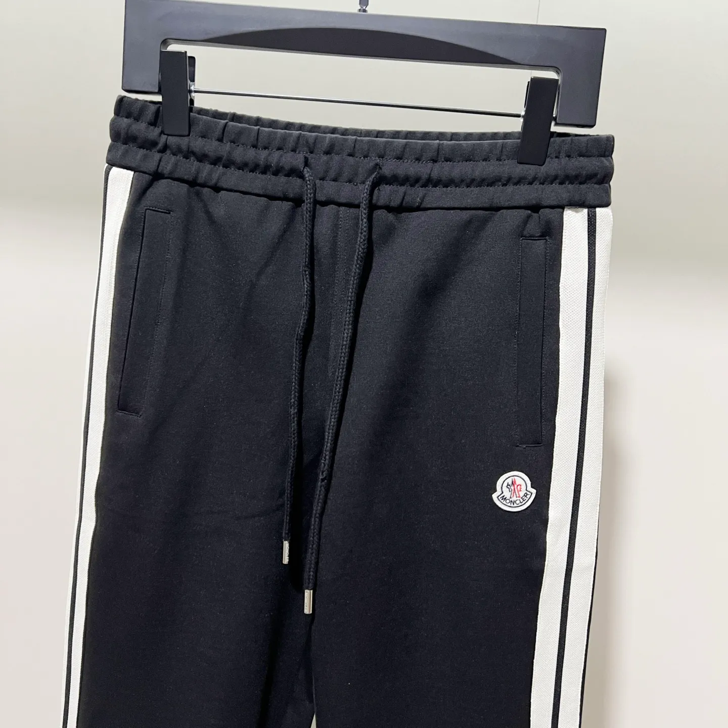 P230 MONCLER/muzzle Customized fabric suit casual sweatpants Simple side webbing splicing craftsmanship small chapter logo LOGO Official synchronization High version High quality Fashion personality Versatile trend Pure original quality Original fabric Hang tag Collar label Washed wheat Complete three standards Color: Black. Blue. Gray. Size: S-2XL