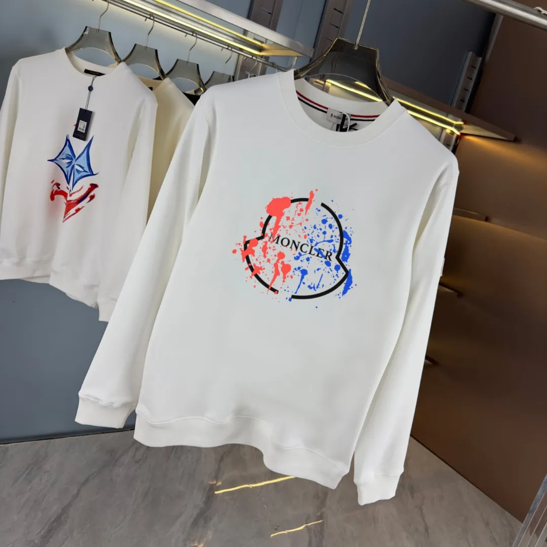 P210 high version sweatshirt) 📦With exclusive picture packaging📦 [Long-term ready stock] Upgraded version "Mobile phone smart sensor ~ NFC chip armband ~ Direct access to the official website anti-counterfeiting" 〖 𝐌𝐎𝐍𝐂𝐋𝐄𝐑 ~ Mouth covering〗 2025 new high quality, using 450g heavyweight fabric Different from the market currency, you can mix and match everything at will and you will be handsome😎The whole clothes is made of double waistcoats. The double waistcoats make the whole dress more three-dimensional. It is not an ordinary factory that can do such fine work. 2025 autumn and winter new style, on sale at the counter, exquisite printed round neck terry sweatshirt. High-end double-ply cotton. Customized stretch ribs are dyed in the same vat. Three standards are complete. It is matched with digital printing patterns and is very breathable. Same style for men and women. Color: black, white, apricot. Size: S M L XL 2XL