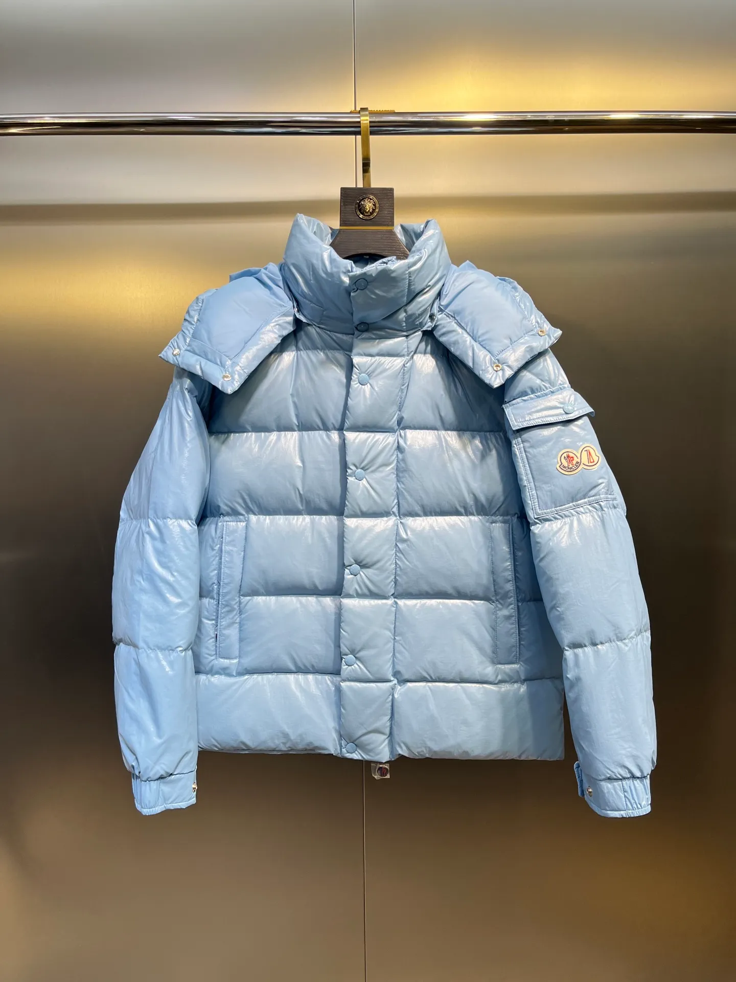 P840 Moncler 70th Anniversary 🌟maya limited edition double label series, the highest version 95 white goose down, French M Archives collection, ultra-high-end Maya series, hooded warm down jacket for couples, winter jacket! The Maya down jacket, which has been anticipated for a year, is one of the most classic down jacket styles and is a collection from the Moner Archives! I won’t brag about the quality of this down jacket, because everyone claims to be the best, and everyone must receive a good one! Toray's glossy outer material is supplied by customers, with great fluffiness, no trace of stems, strong resilience, outstanding details, exquisite craftsmanship, and DIST environmentally friendly goose down filling! This year’s latest logo is full of warmth, which is enough for basically anywhere in the country! It can be worn as a ski suit, and it is so handsome. It is definitely the most influential winter high-street item when worn!  Size: 1-5 yards