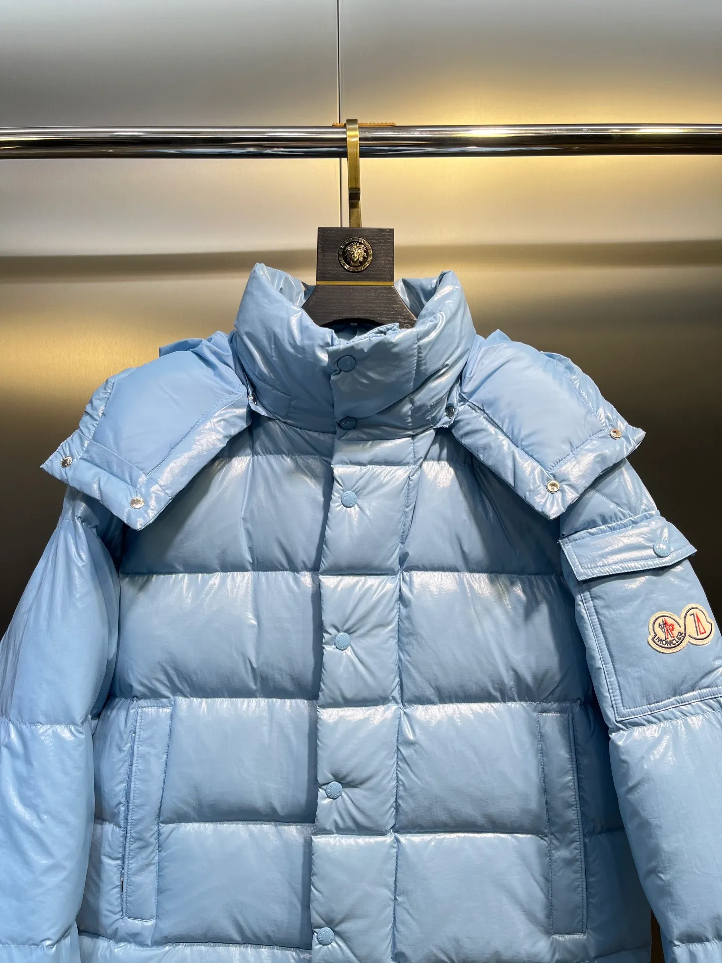 P840 Moncler 70th Anniversary 🌟maya limited edition double label series, the highest version 95 white goose down, French M Archives collection, ultra-high-end Maya series, hooded warm down jacket for couples, winter jacket! The Maya down jacket, which has been anticipated for a year, is one of the most classic down jacket styles and is a collection from the Moner Archives! I won’t brag about the quality of this down jacket, because everyone claims to be the best, and everyone must receive a good one! Toray's glossy outer material is supplied by customers, with great fluffiness, no trace of stems, strong resilience, outstanding details, exquisite craftsmanship, and DIST environmentally friendly goose down filling! This year’s latest logo is full of warmth, which is enough for basically anywhere in the country! It can be worn as a ski suit, and it is so handsome. It is definitely the most influential winter high-street item when worn!  Size: 1-5 yards