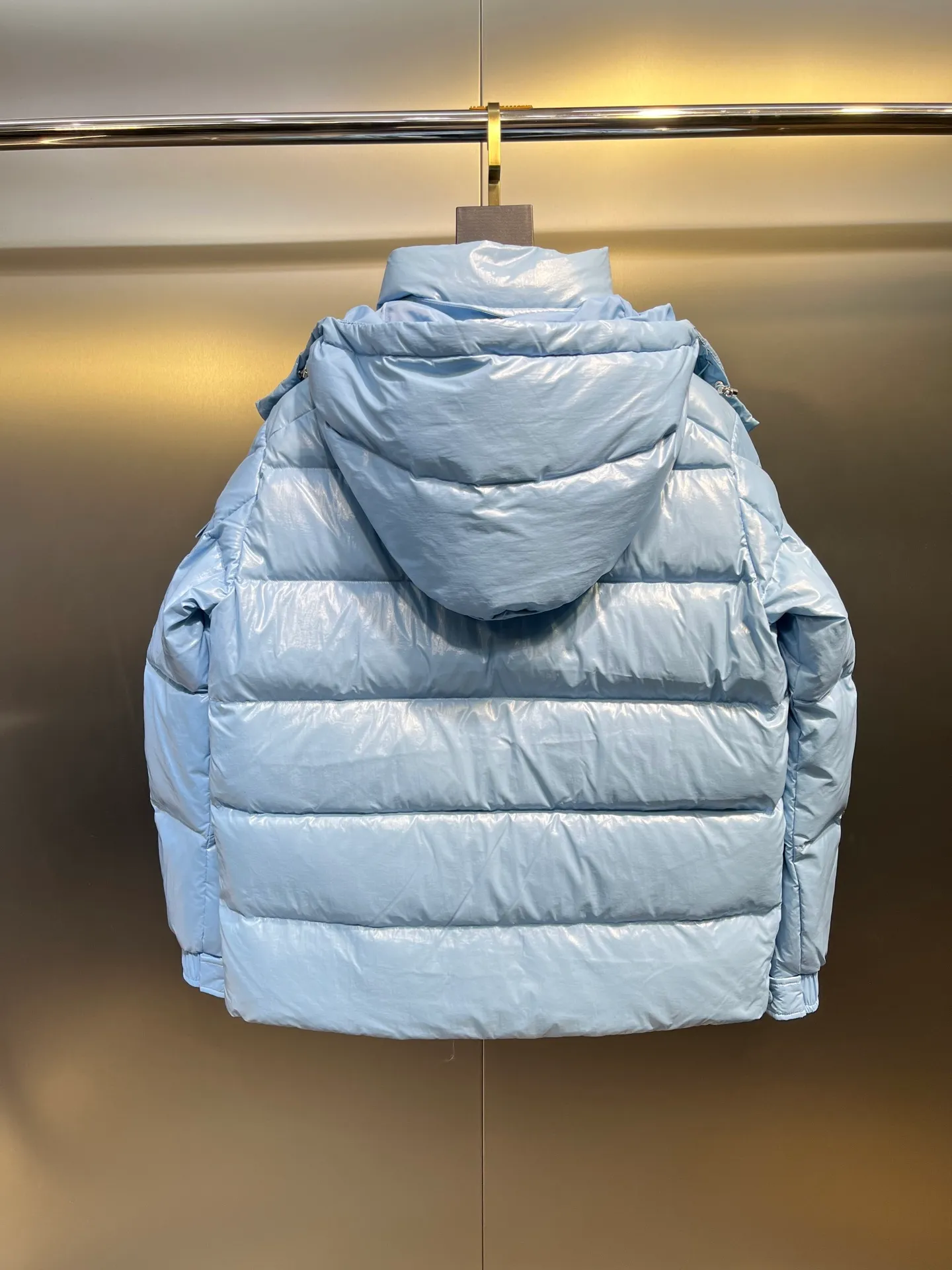 P840 Moncler 70th Anniversary 🌟maya limited edition double label series, the highest version 95 white goose down, French M Archives collection, ultra-high-end Maya series, hooded warm down jacket for couples, winter jacket! The Maya down jacket, which has been anticipated for a year, is one of the most classic down jacket styles and is a collection from the Moner Archives! I won’t brag about the quality of this down jacket, because everyone claims to be the best, and everyone must receive a good one! Toray's glossy outer material is supplied by customers, with great fluffiness, no trace of stems, strong resilience, outstanding details, exquisite craftsmanship, and DIST environmentally friendly goose down filling! This year’s latest logo is full of warmth, which is enough for basically anywhere in the country! It can be worn as a ski suit, and it is so handsome. It is definitely the most influential winter high-street item when worn!  Size: 1-5 yards