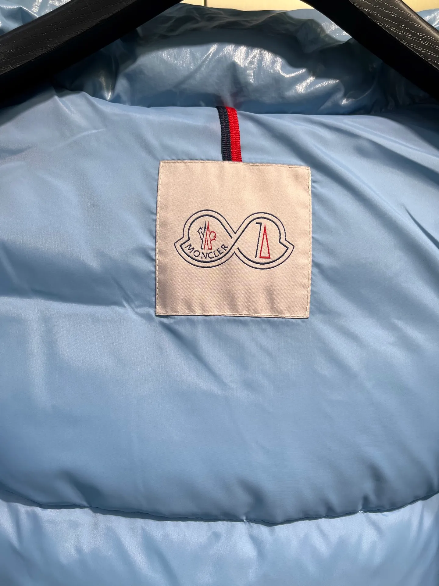 P840 Moncler 70th Anniversary 🌟maya limited edition double label series, the highest version 95 white goose down, French M Archives collection, ultra-high-end Maya series, hooded warm down jacket for couples, winter jacket! The Maya down jacket, which has been anticipated for a year, is one of the most classic down jacket styles and is a collection from the Moner Archives! I won’t brag about the quality of this down jacket, because everyone claims to be the best, and everyone must receive a good one! Toray's glossy outer material is supplied by customers, with great fluffiness, no trace of stems, strong resilience, outstanding details, exquisite craftsmanship, and DIST environmentally friendly goose down filling! This year’s latest logo is full of warmth, which is enough for basically anywhere in the country! It can be worn as a ski suit, and it is so handsome. It is definitely the most influential winter high-street item when worn!  Size: 1-5 yards