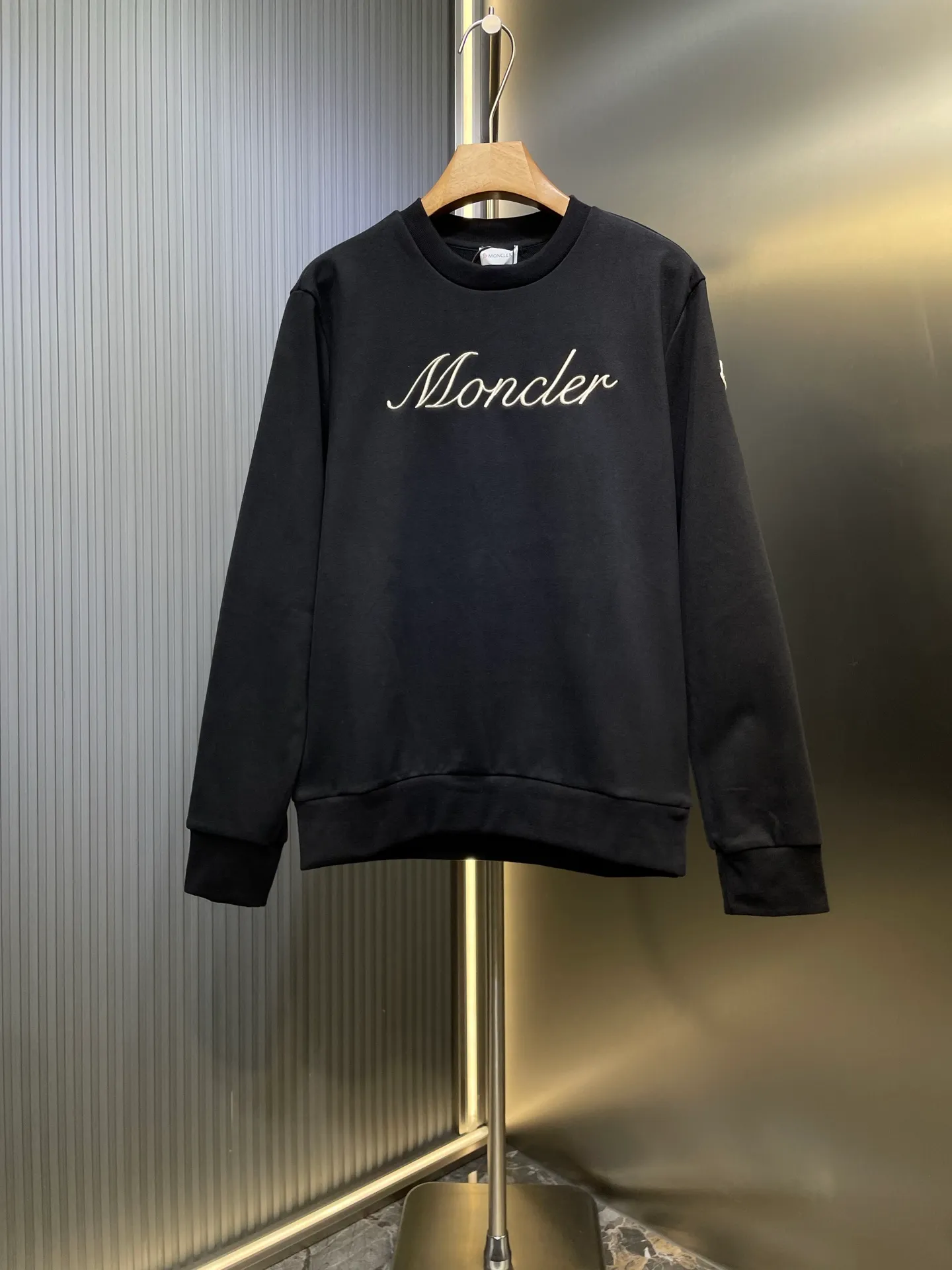 P380 MONCLER 🌟 Masked embroidered armband sweatshirt Fabric: Made of 380g brushed sweatshirt terry, the fabric is brushed to make the surface feel softer and smoother. The thread is matched with 1*1 double yarn thread. Craftsmanship: Embroidery uses 3D multi-dimensional embroidery, embellished with connected brand embroidered letters. The armband is made of sheepskin composite embroidery technology. Made from soft cotton fleece, this sweatshirt is suitable for all seasons. Round neck design, embellished with logo embroidery, inspired by college baseball uniforms. Round neck made of cotton fleece fabric Logo embossed and embroidered Accessories: Customized 1:1 washed logo Accessories: Customized 1:1 embroidered armband Craftsmanship: Customized 1:1 three-dimensional embroidery Size: S-M-L-XL