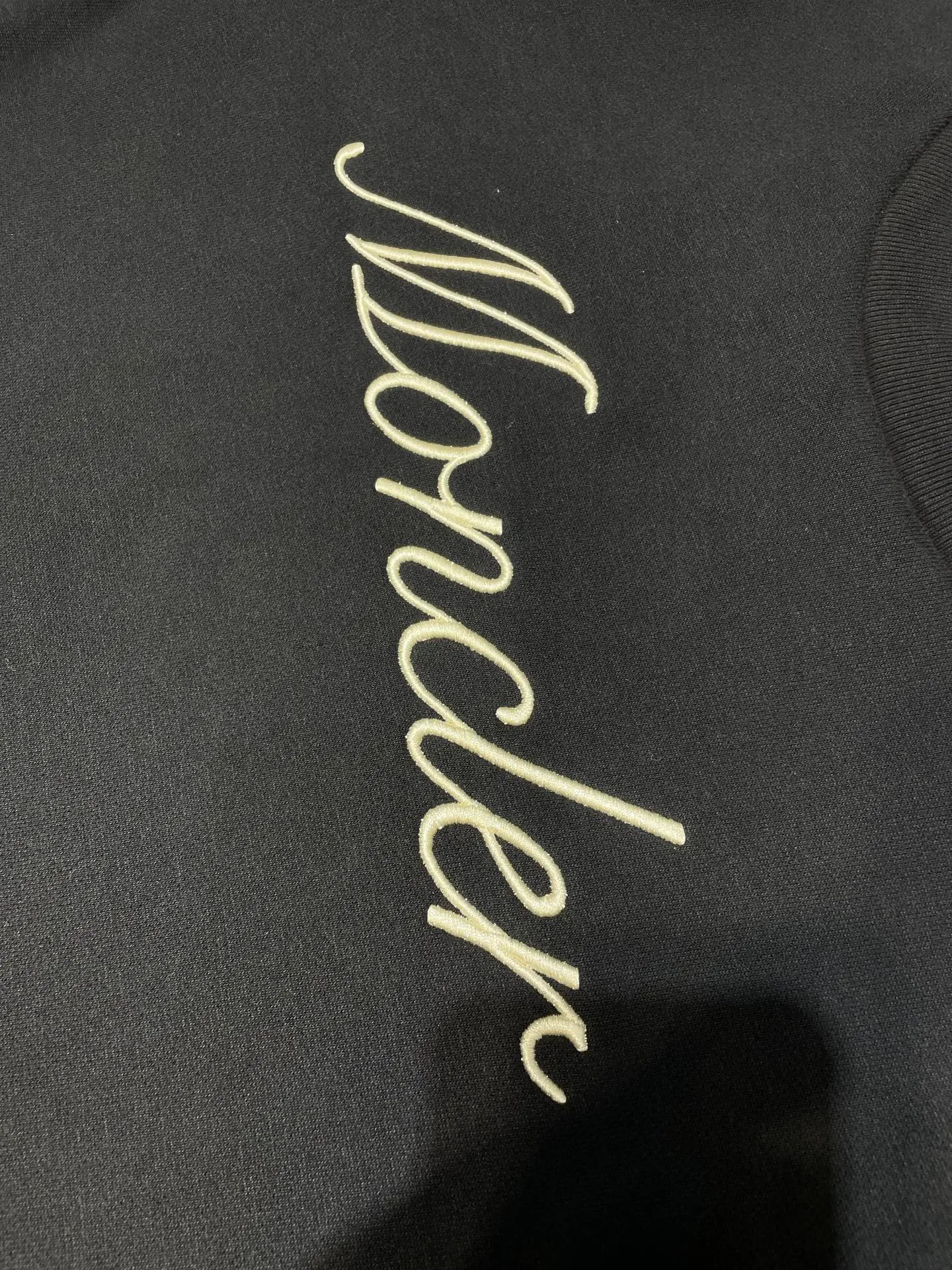 P380 MONCLER 🌟 Masked embroidered armband sweatshirt Fabric: Made of 380g brushed sweatshirt terry, the fabric is brushed to make the surface feel softer and smoother. The thread is matched with 1*1 double yarn thread. Craftsmanship: Embroidery uses 3D multi-dimensional embroidery, embellished with connected brand embroidered letters. The armband is made of sheepskin composite embroidery technology. Made from soft cotton fleece, this sweatshirt is suitable for all seasons. Round neck design, embellished with logo embroidery, inspired by college baseball uniforms. Round neck made of cotton fleece fabric Logo embossed and embroidered Accessories: Customized 1:1 washed logo Accessories: Customized 1:1 embroidered armband Craftsmanship: Customized 1:1 three-dimensional embroidery Size: S-M-L-XL