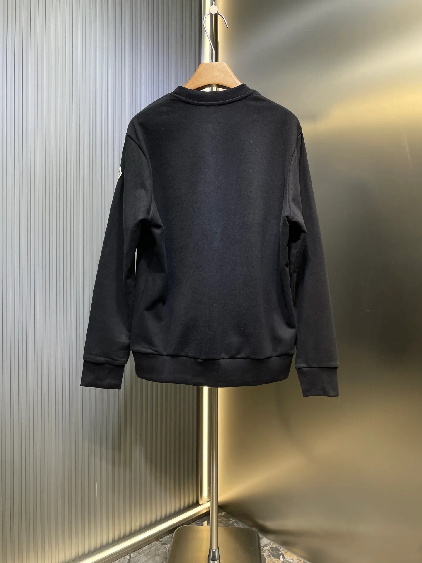 P380 MONCLER 🌟 Masked embroidered armband sweatshirt Fabric: Made of 380g brushed sweatshirt terry, the fabric is brushed to make the surface feel softer and smoother. The thread is matched with 1*1 double yarn thread. Craftsmanship: Embroidery uses 3D multi-dimensional embroidery, embellished with connected brand embroidered letters. The armband is made of sheepskin composite embroidery technology. Made from soft cotton fleece, this sweatshirt is suitable for all seasons. Round neck design, embellished with logo embroidery, inspired by college baseball uniforms. Round neck made of cotton fleece fabric Logo embossed and embroidered Accessories: Customized 1:1 washed logo Accessories: Customized 1:1 embroidered armband Craftsmanship: Customized 1:1 three-dimensional embroidery Size: S-M-L-XL