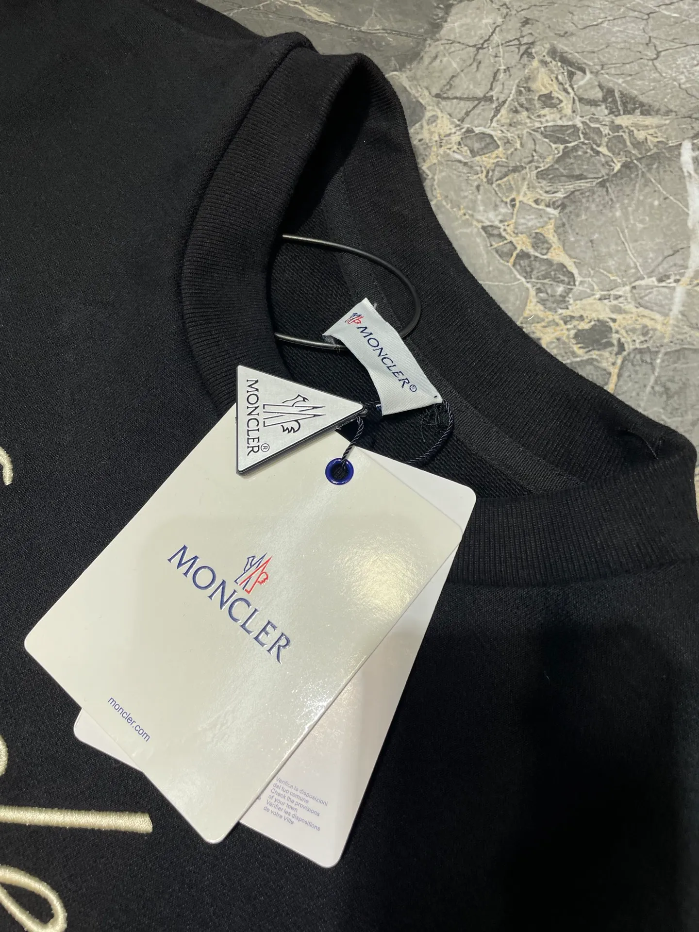 P380 MONCLER 🌟 Masked embroidered armband sweatshirt Fabric: Made of 380g brushed sweatshirt terry, the fabric is brushed to make the surface feel softer and smoother. The thread is matched with 1*1 double yarn thread. Craftsmanship: Embroidery uses 3D multi-dimensional embroidery, embellished with connected brand embroidered letters. The armband is made of sheepskin composite embroidery technology. Made from soft cotton fleece, this sweatshirt is suitable for all seasons. Round neck design, embellished with logo embroidery, inspired by college baseball uniforms. Round neck made of cotton fleece fabric Logo embossed and embroidered Accessories: Customized 1:1 washed logo Accessories: Customized 1:1 embroidered armband Craftsmanship: Customized 1:1 three-dimensional embroidery Size: S-M-L-XL